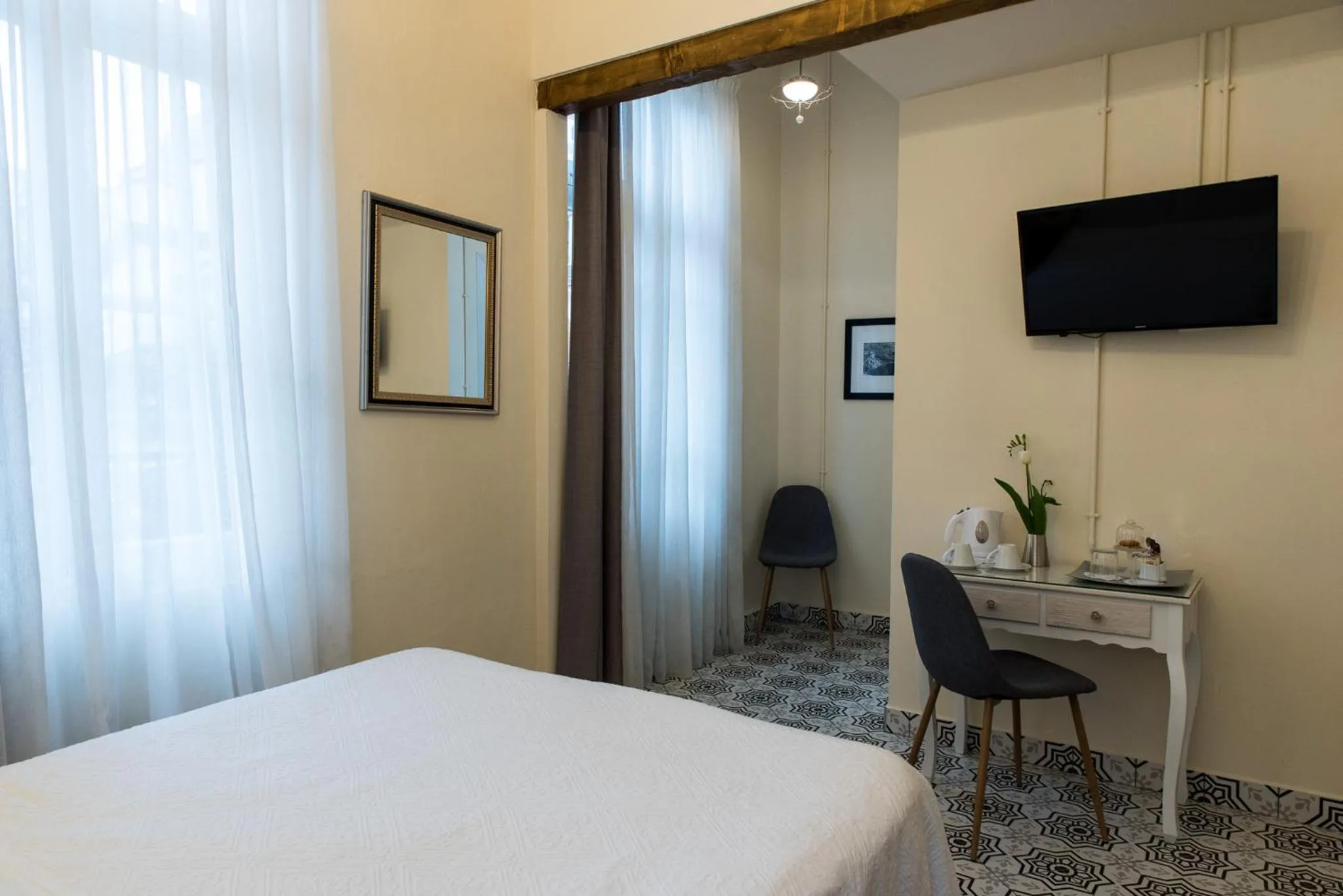 Photo of the whole room, Bed in Old Town Inn