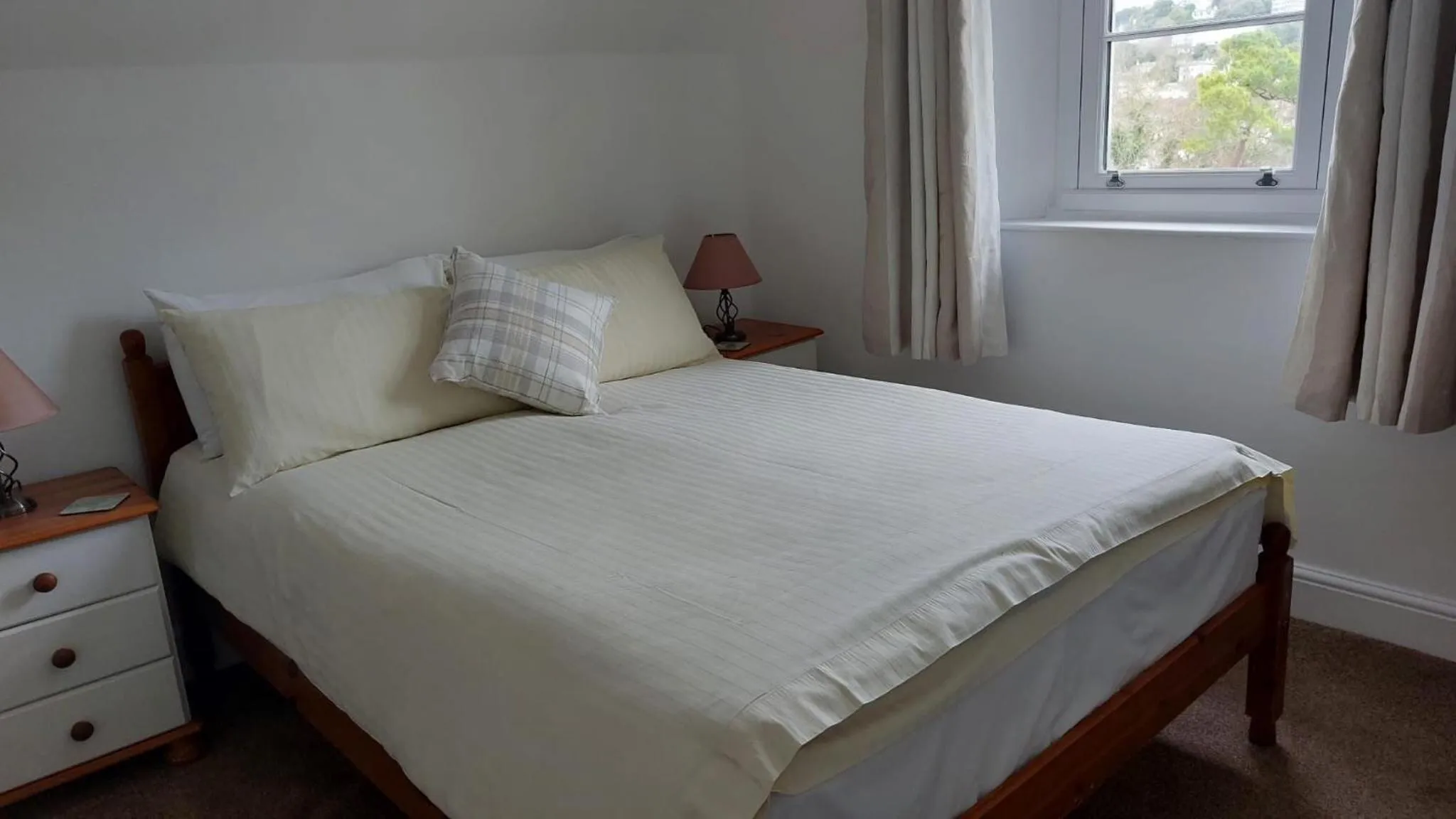 Bedroom, Bed in Ashleigh House