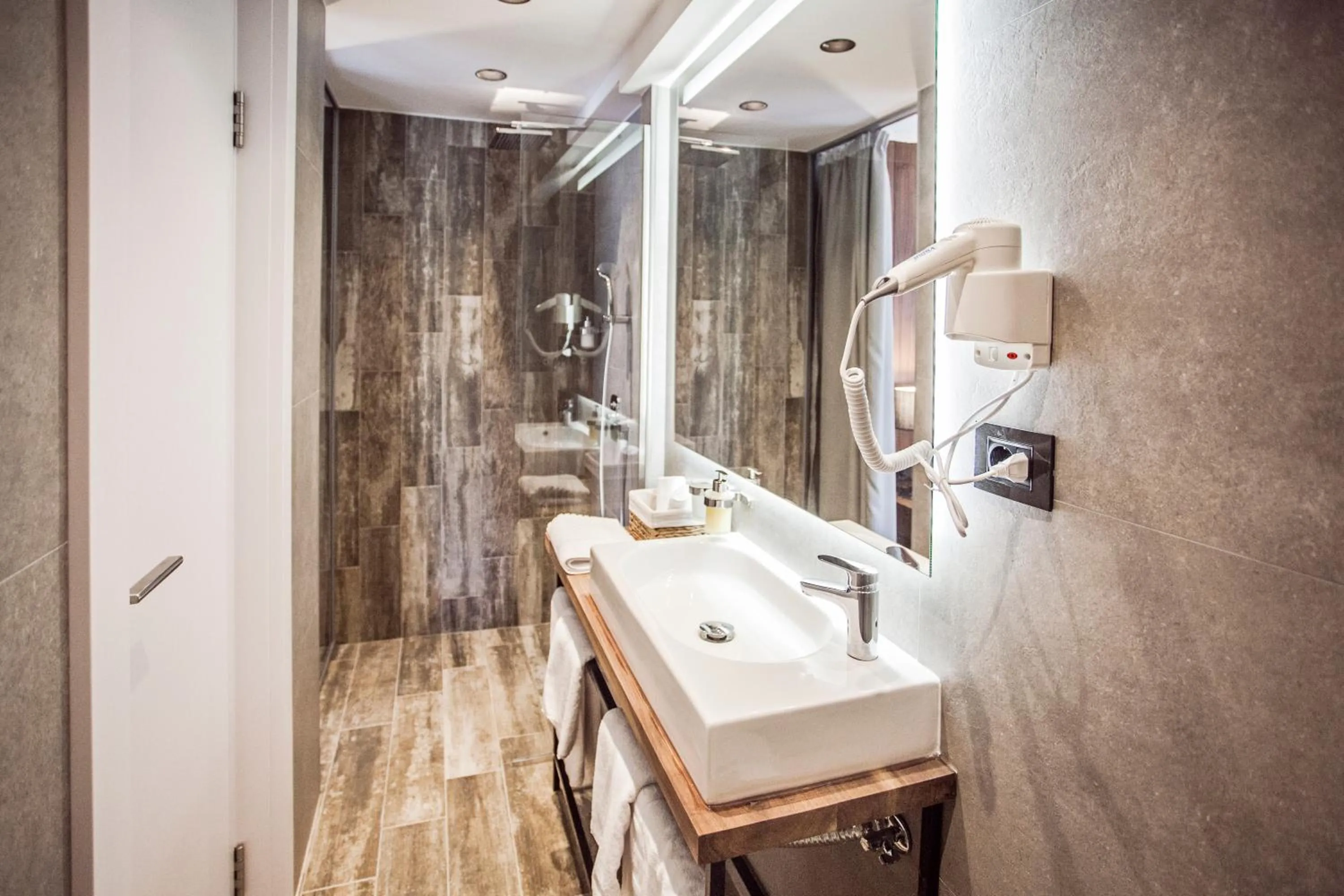 Shower in Nomad Luxury Suites
