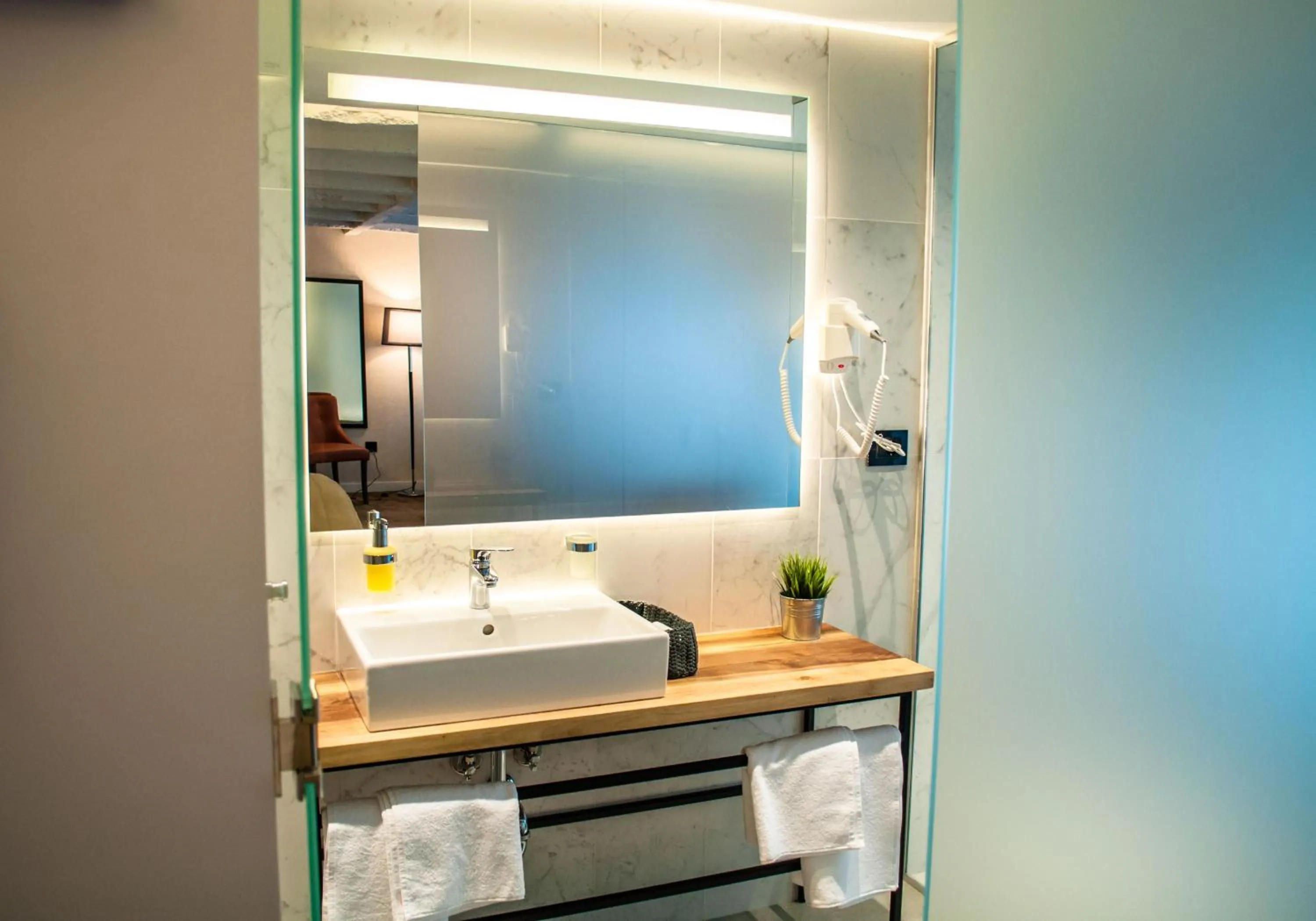 Shower in Nomad Luxury Suites