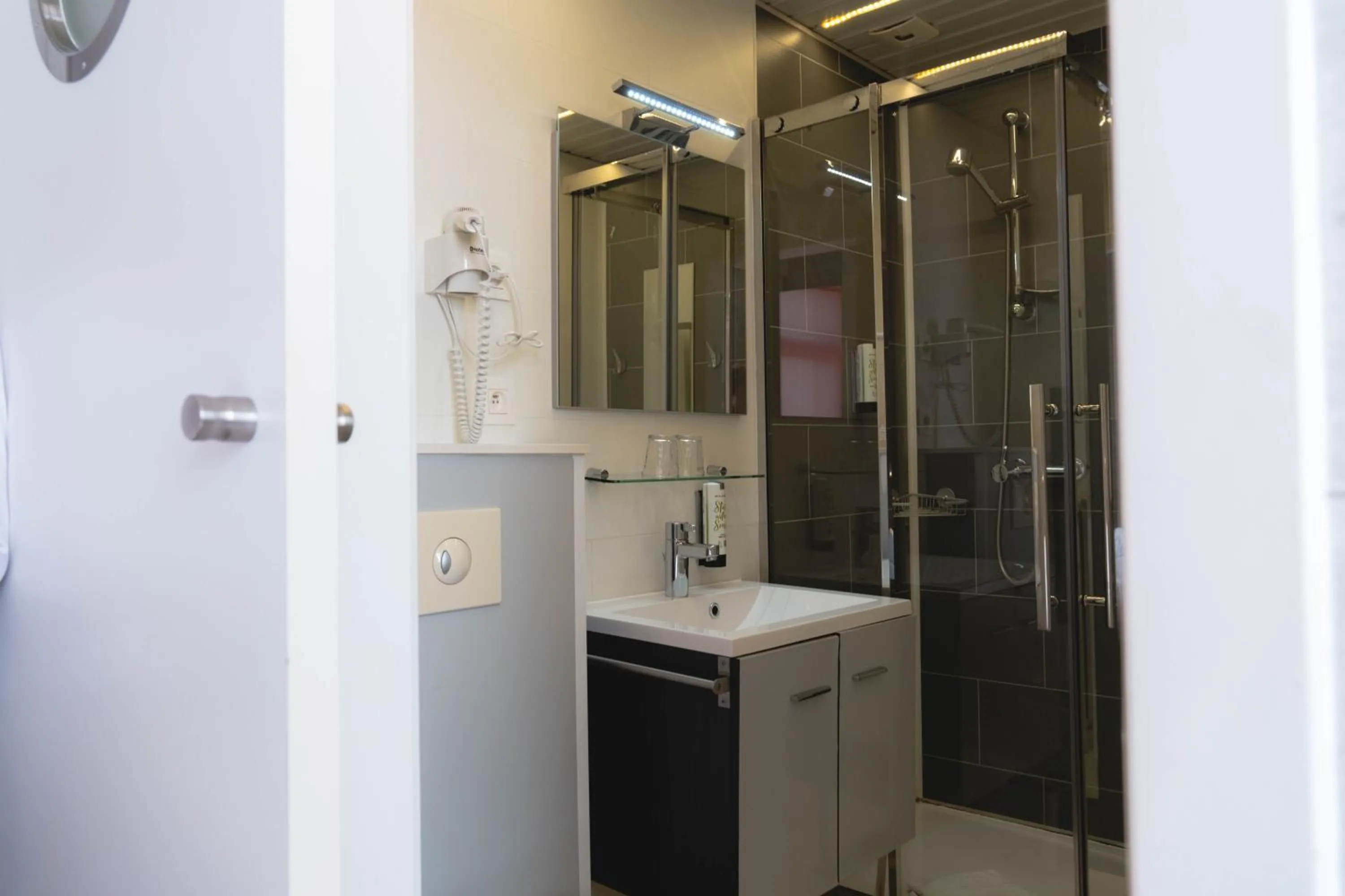 Shower in Hotel Richmond