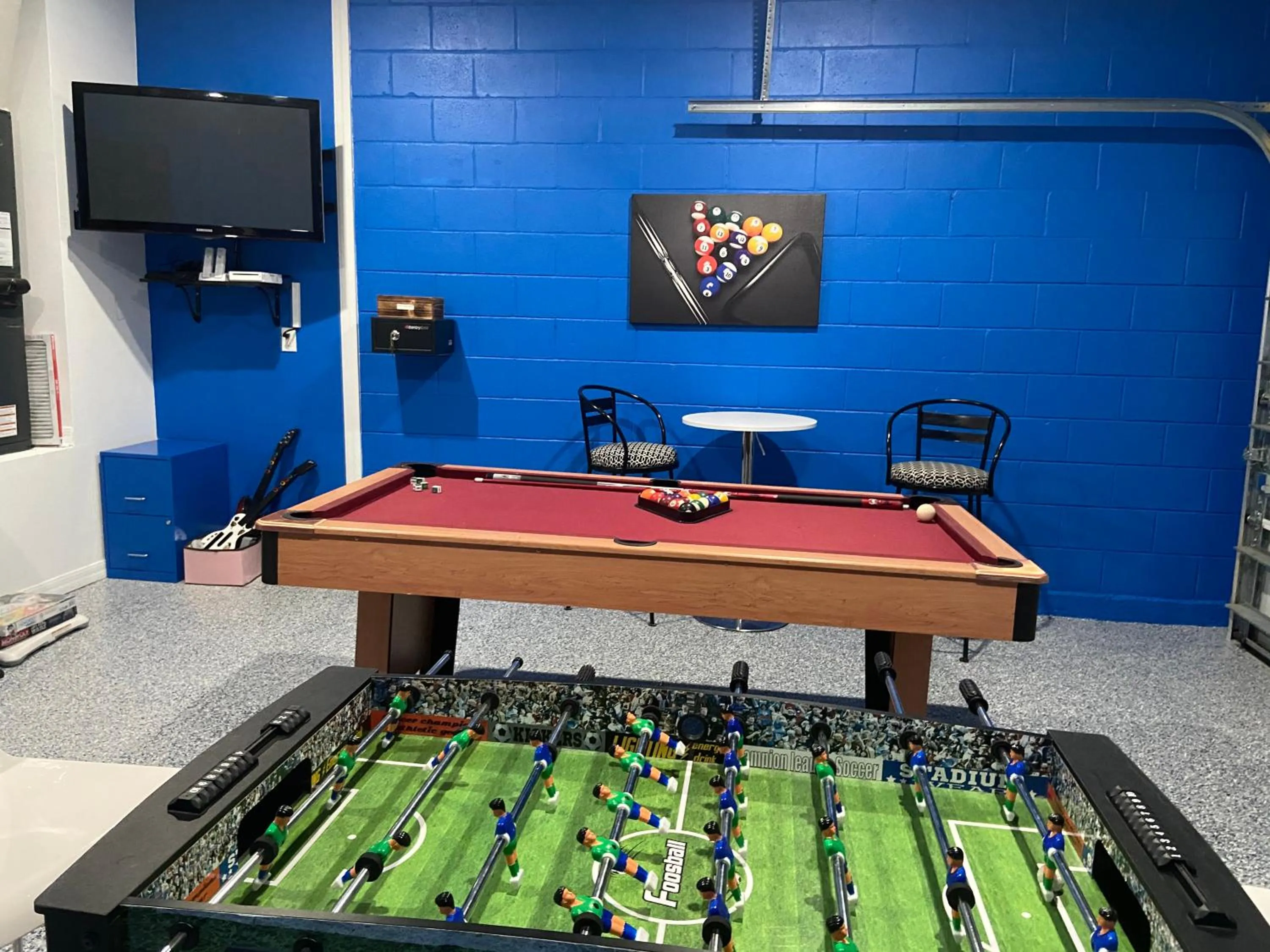 Game Room in Cozy Villa With South Facing Pool