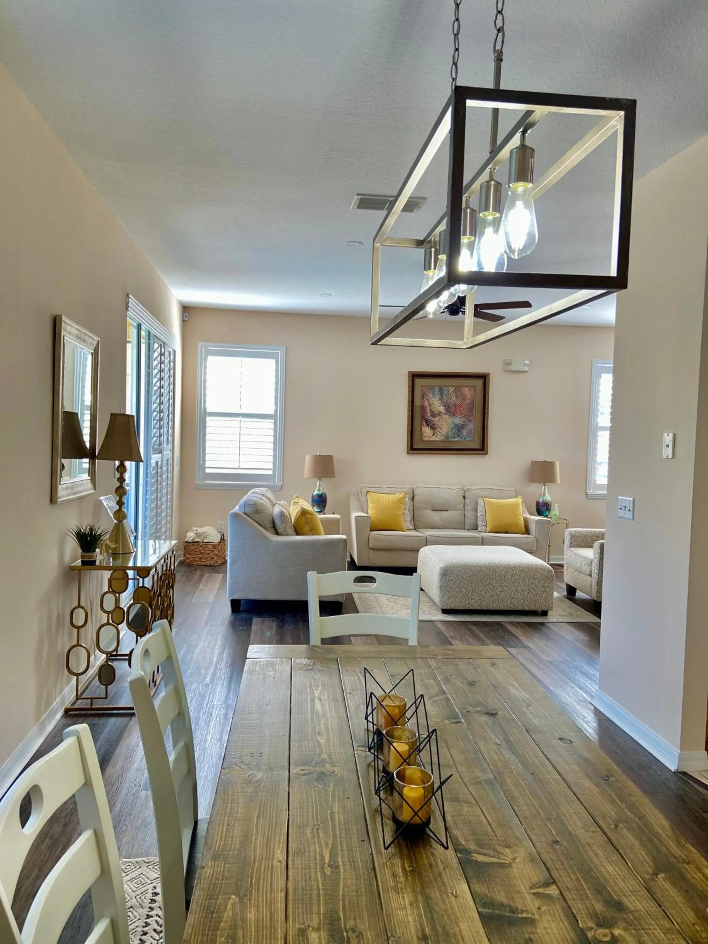 Living room in Cozy Villa With South Facing Pool