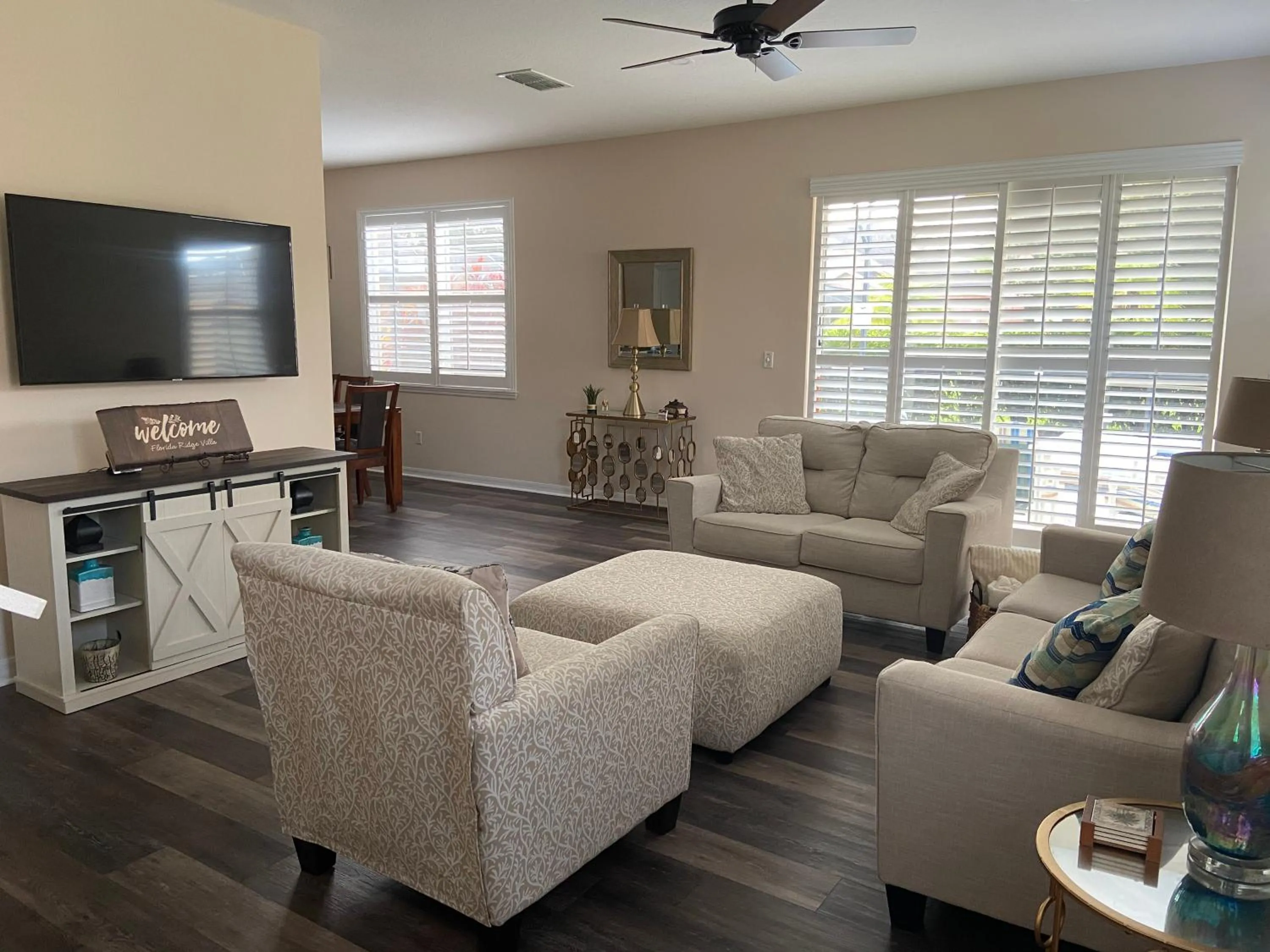 Living room in Cozy Villa With South Facing Pool