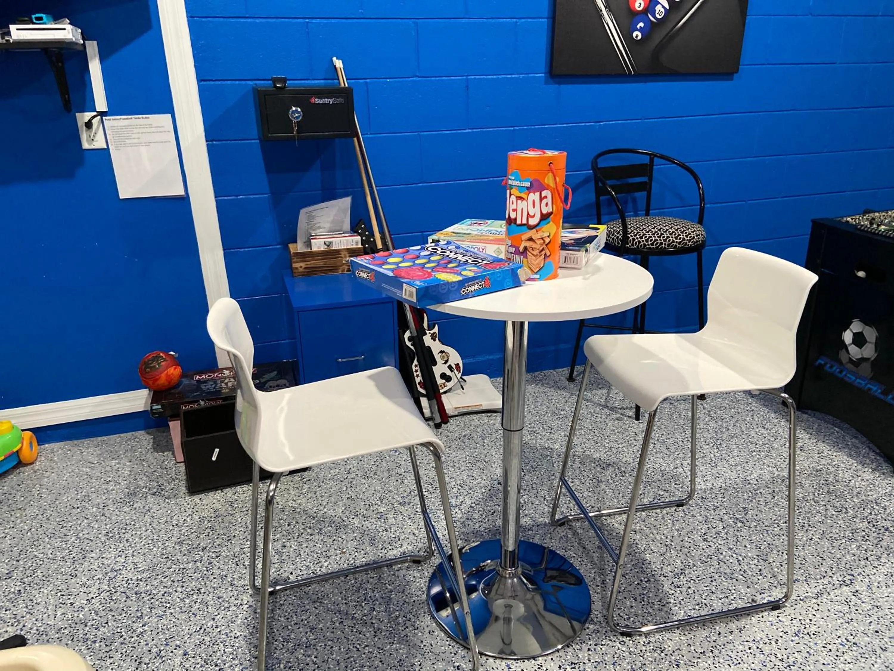 Game Room in Cozy Villa With South Facing Pool