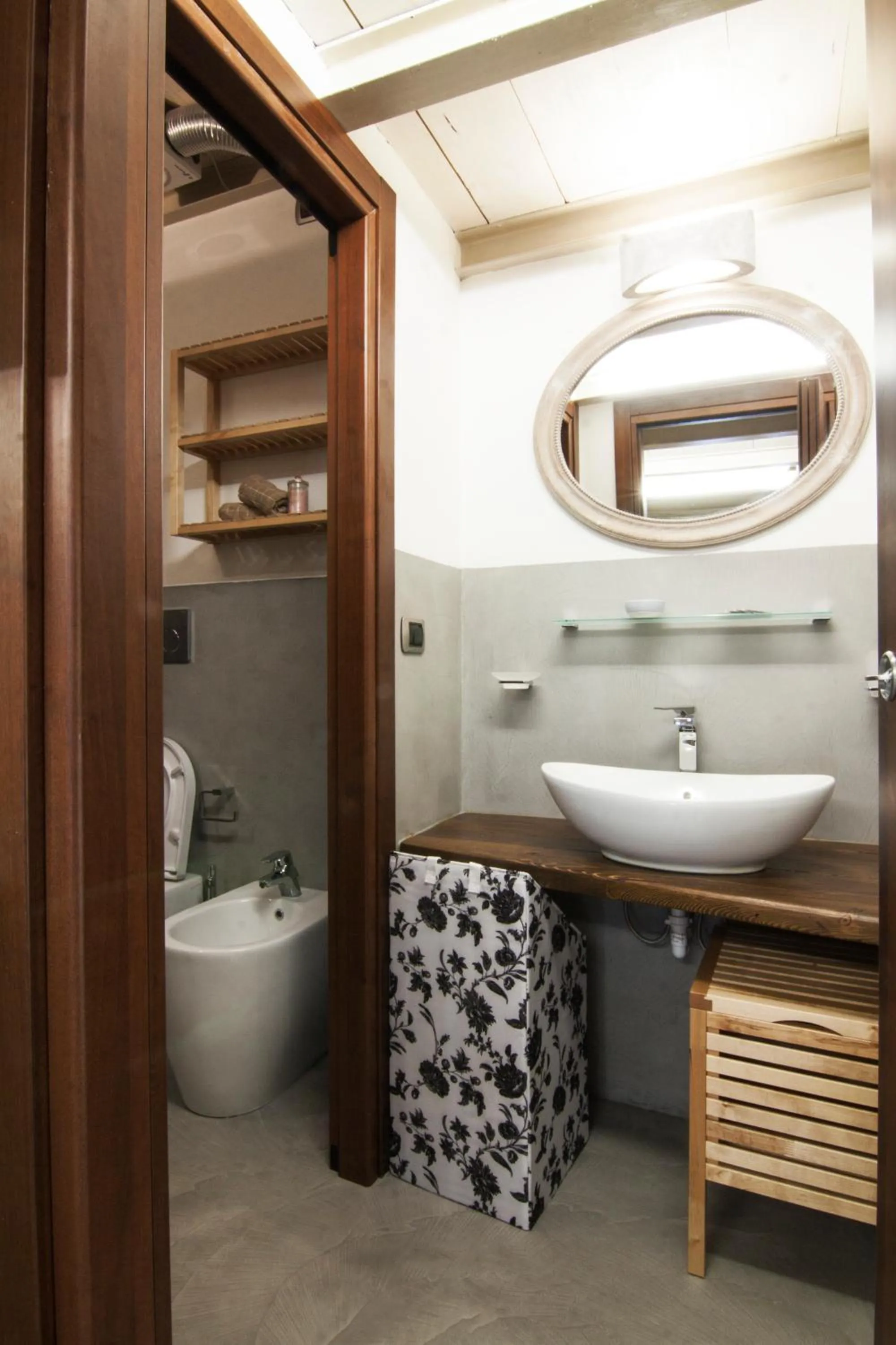 Toilet in Alessia's Flat - Mac Mahon