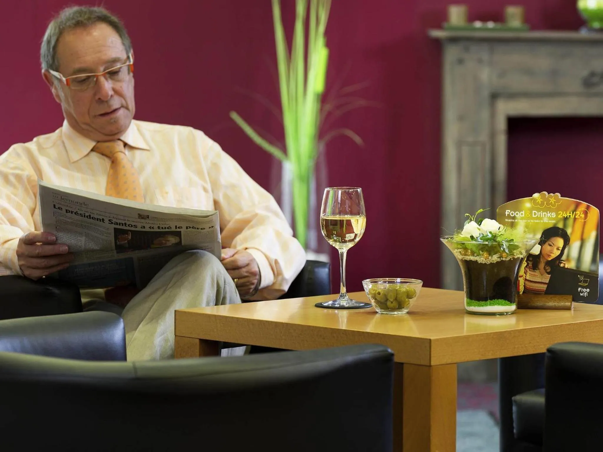 Lounge or bar in ibis Liège Seraing