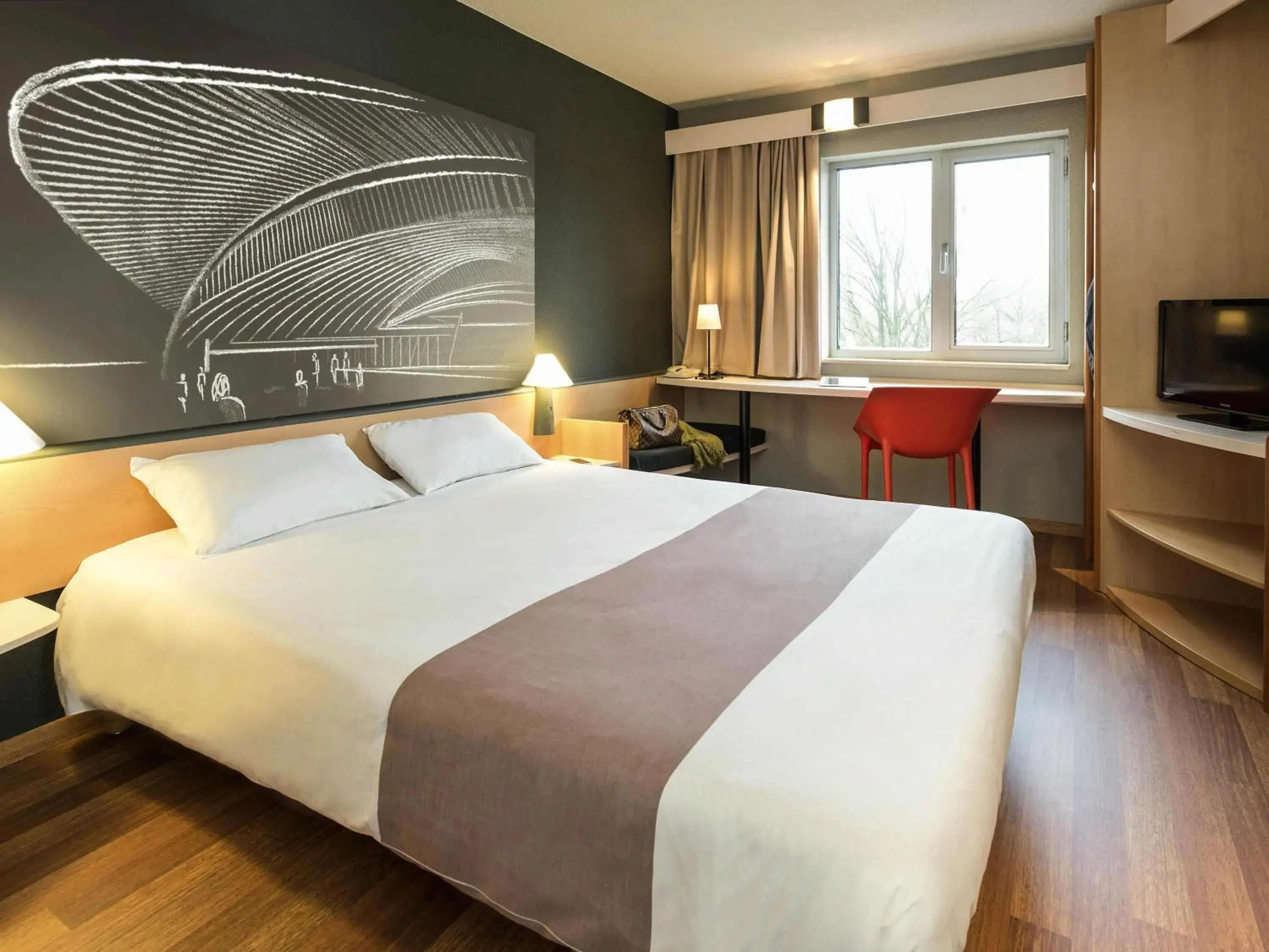 Room with One Double Bed and one Single Bed in ibis Liège Seraing Room with One Double Bed and one Single Bed in ibis Liège Seraing