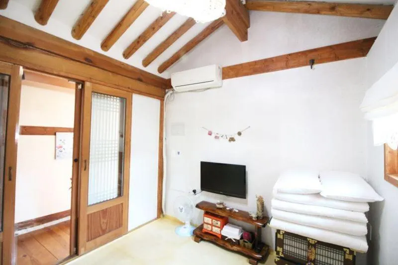 Decorative detail, Bed in Sori poonggyung