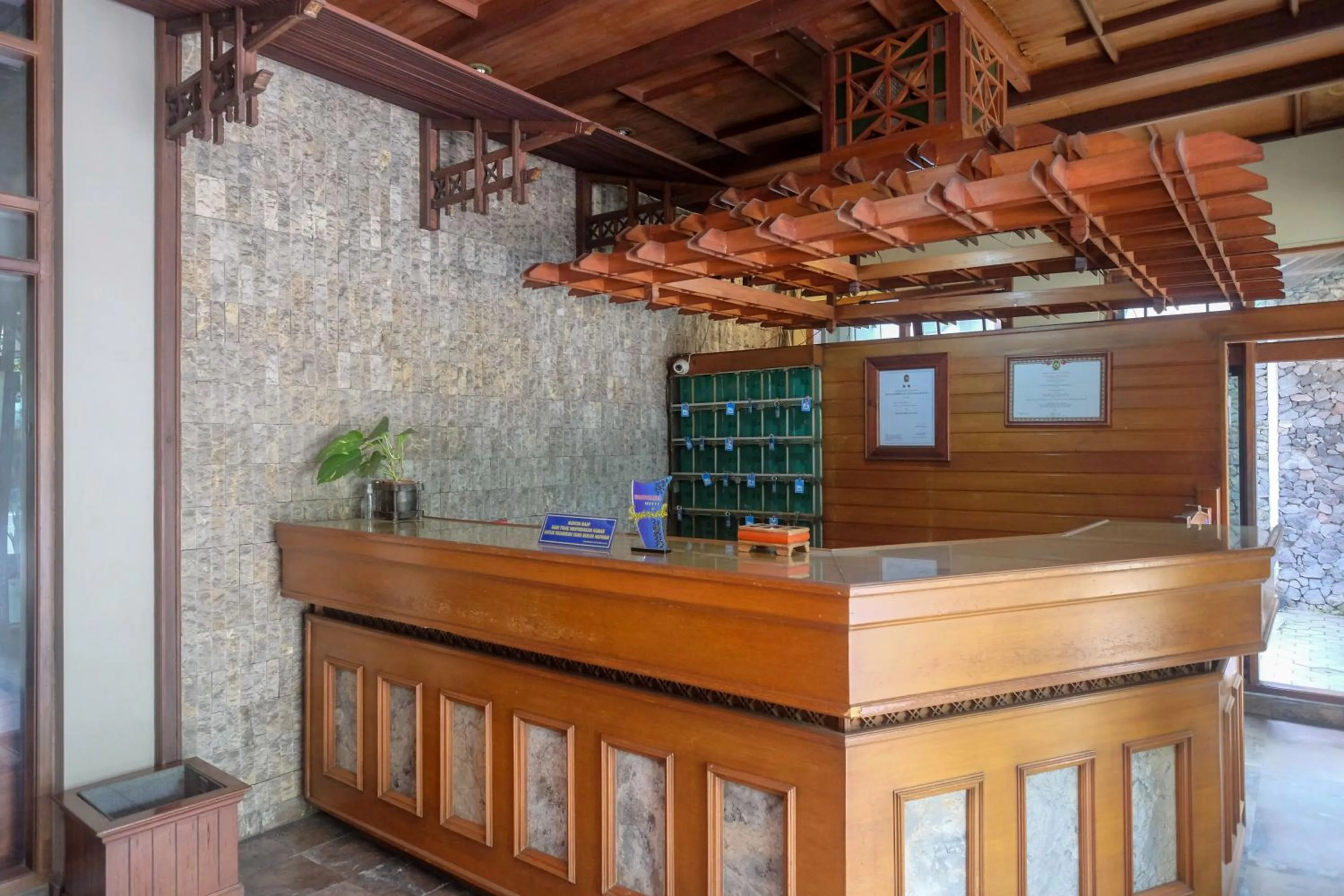 Lobby or reception in Urbanview Hotel Syariah Wisnugraha by RedDoorz