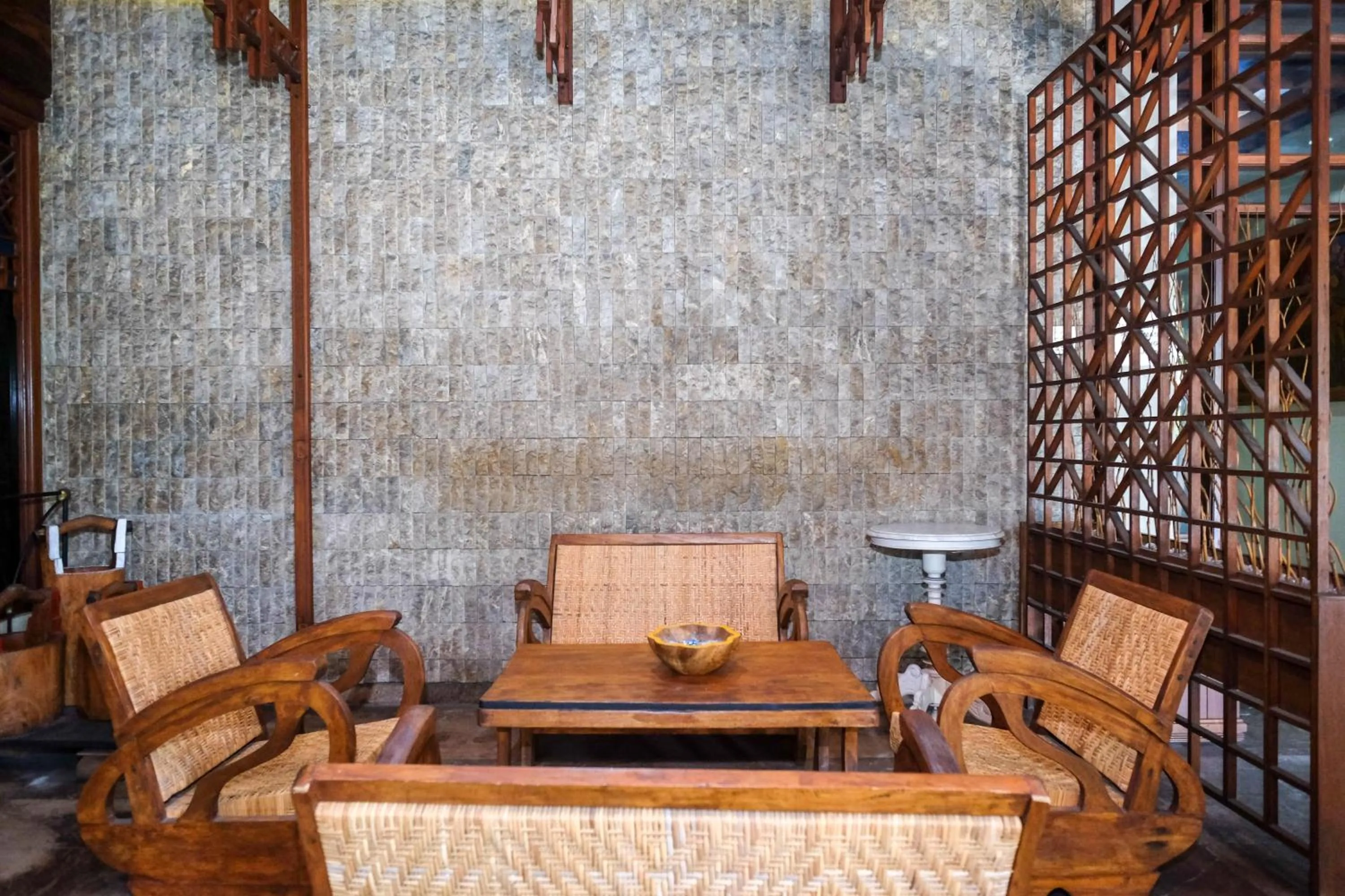 Seating area in Urbanview Hotel Syariah Wisnugraha by RedDoorz