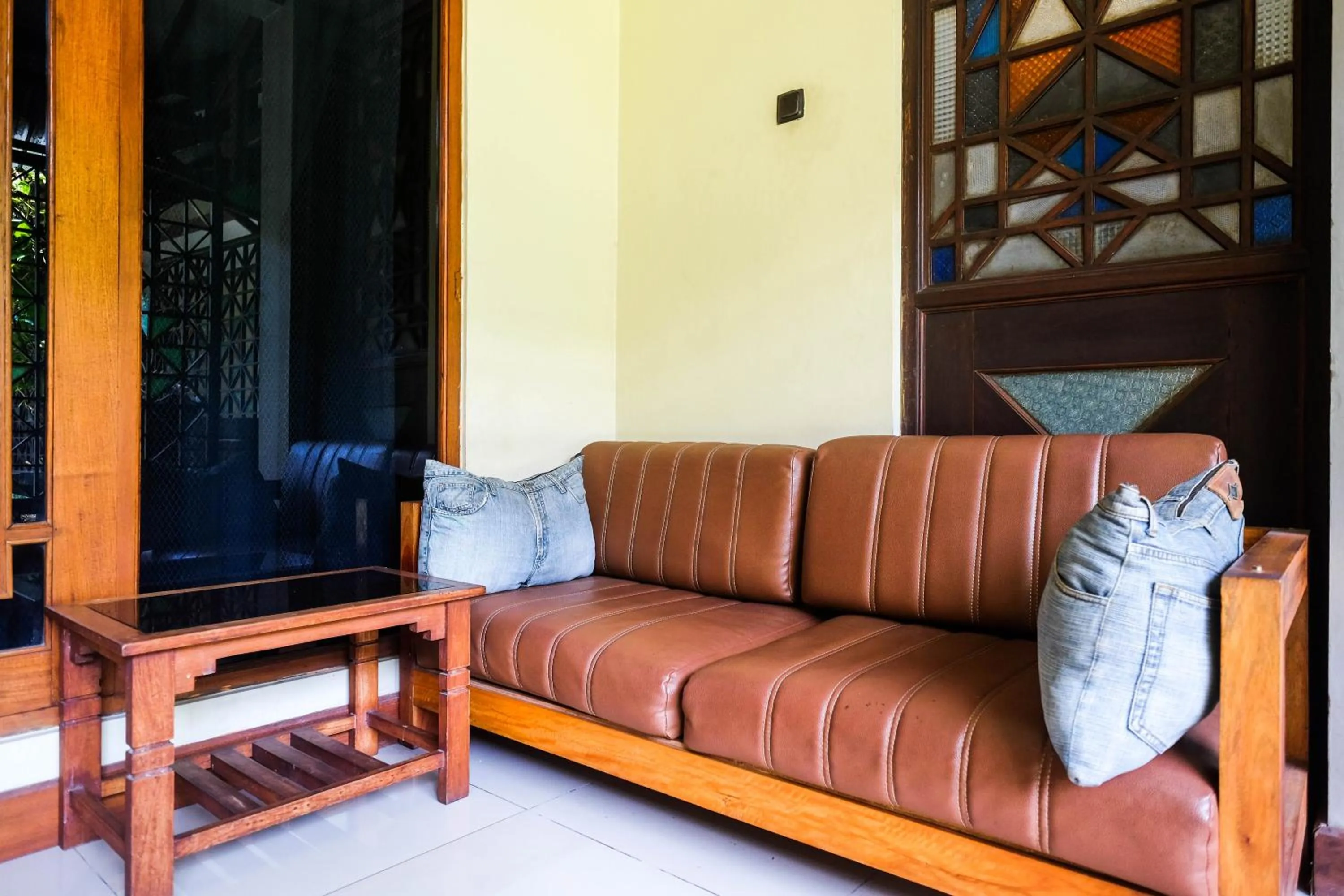 Seating area in Urbanview Hotel Syariah Wisnugraha by RedDoorz