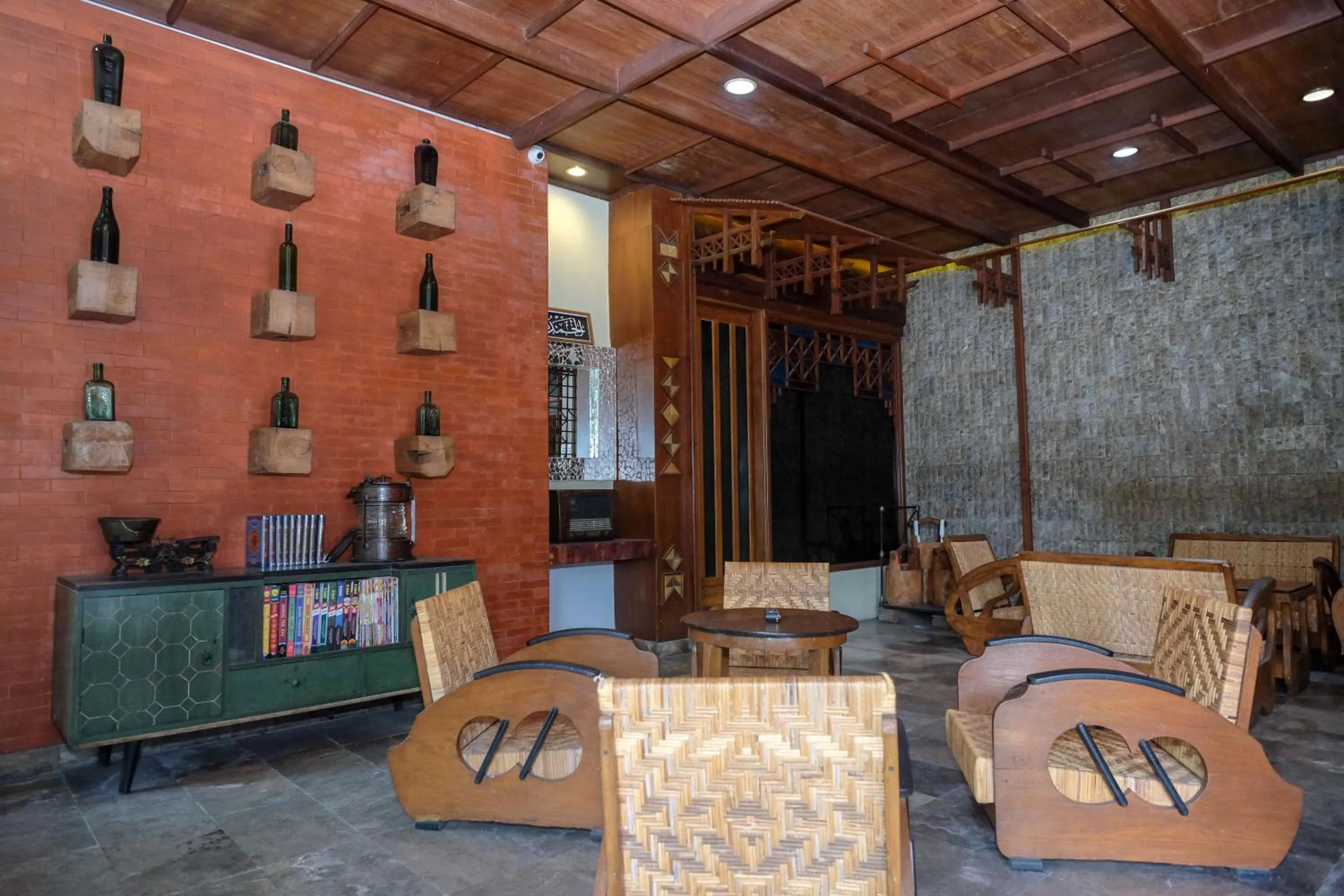 Seating area in Urbanview Hotel Syariah Wisnugraha by RedDoorz