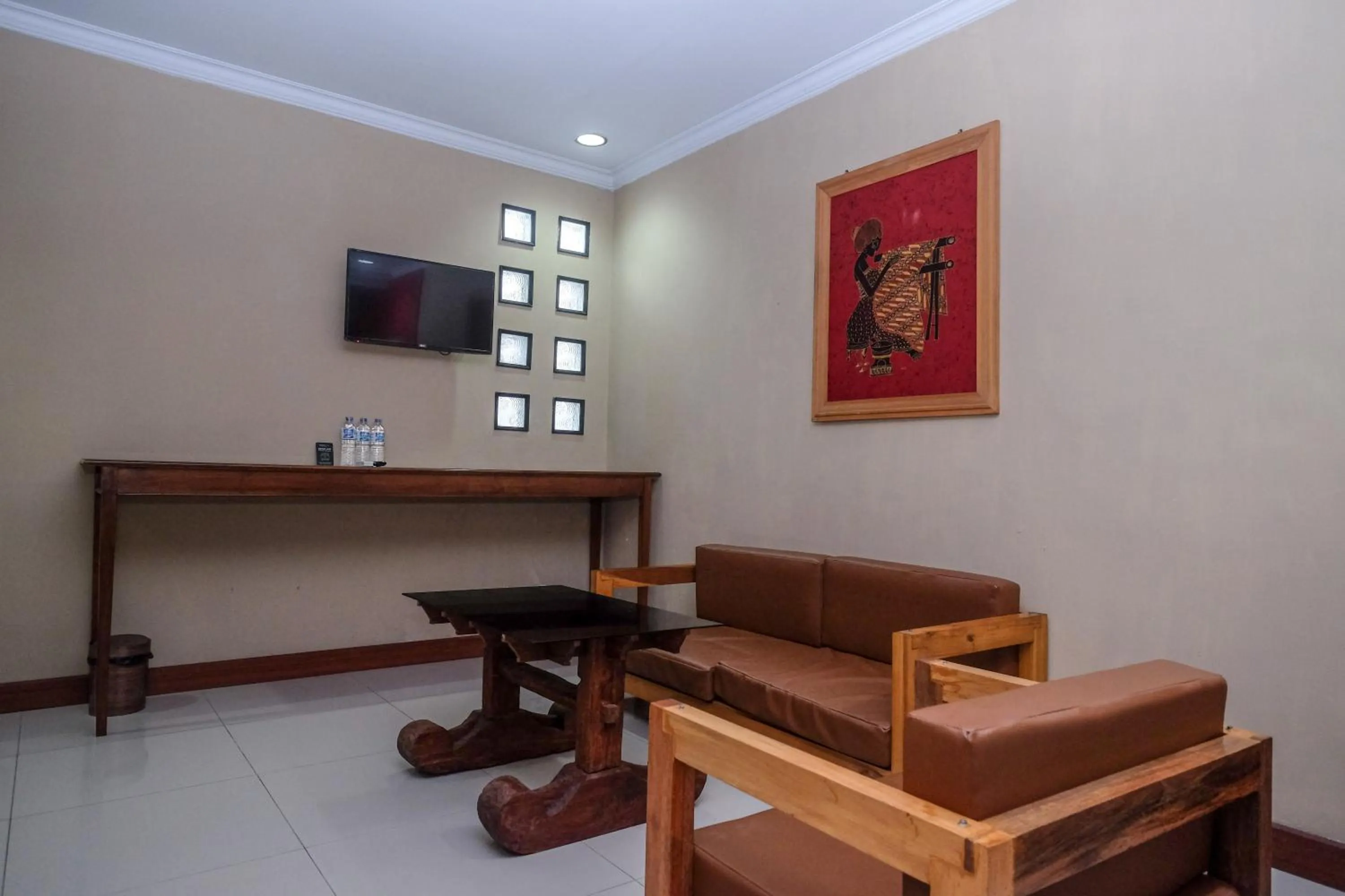 Seating area in Urbanview Hotel Syariah Wisnugraha by RedDoorz