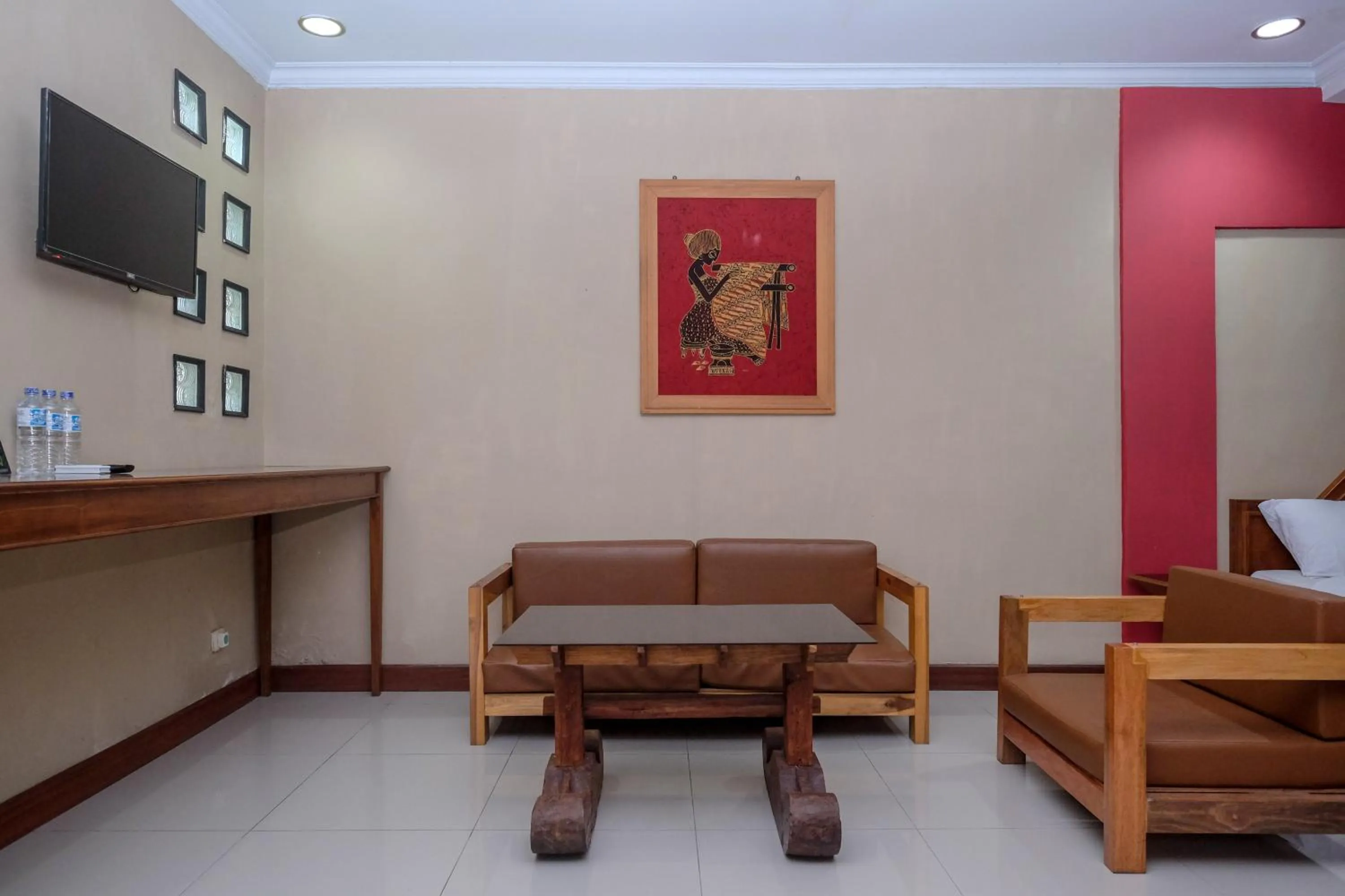 Seating area in Urbanview Hotel Syariah Wisnugraha by RedDoorz