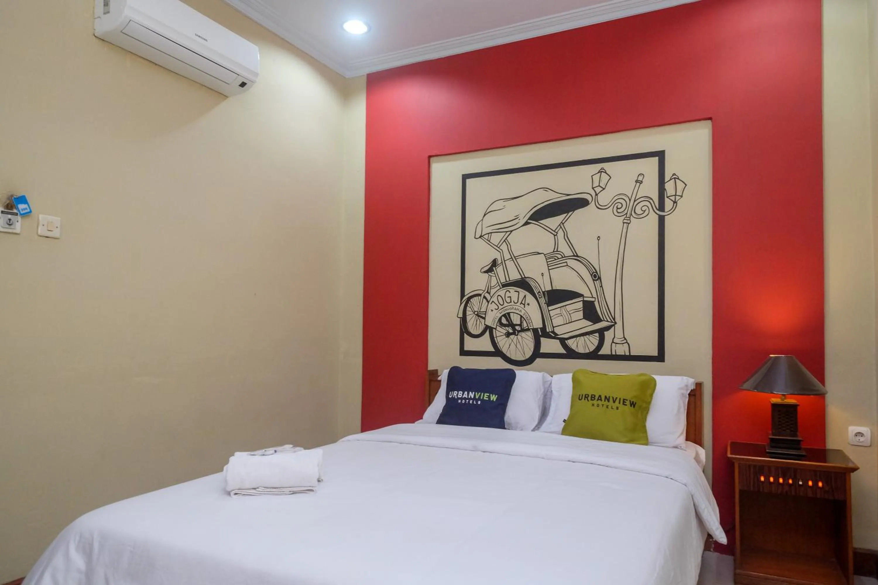 Bedroom, Bed in Urbanview Hotel Syariah Wisnugraha by RedDoorz