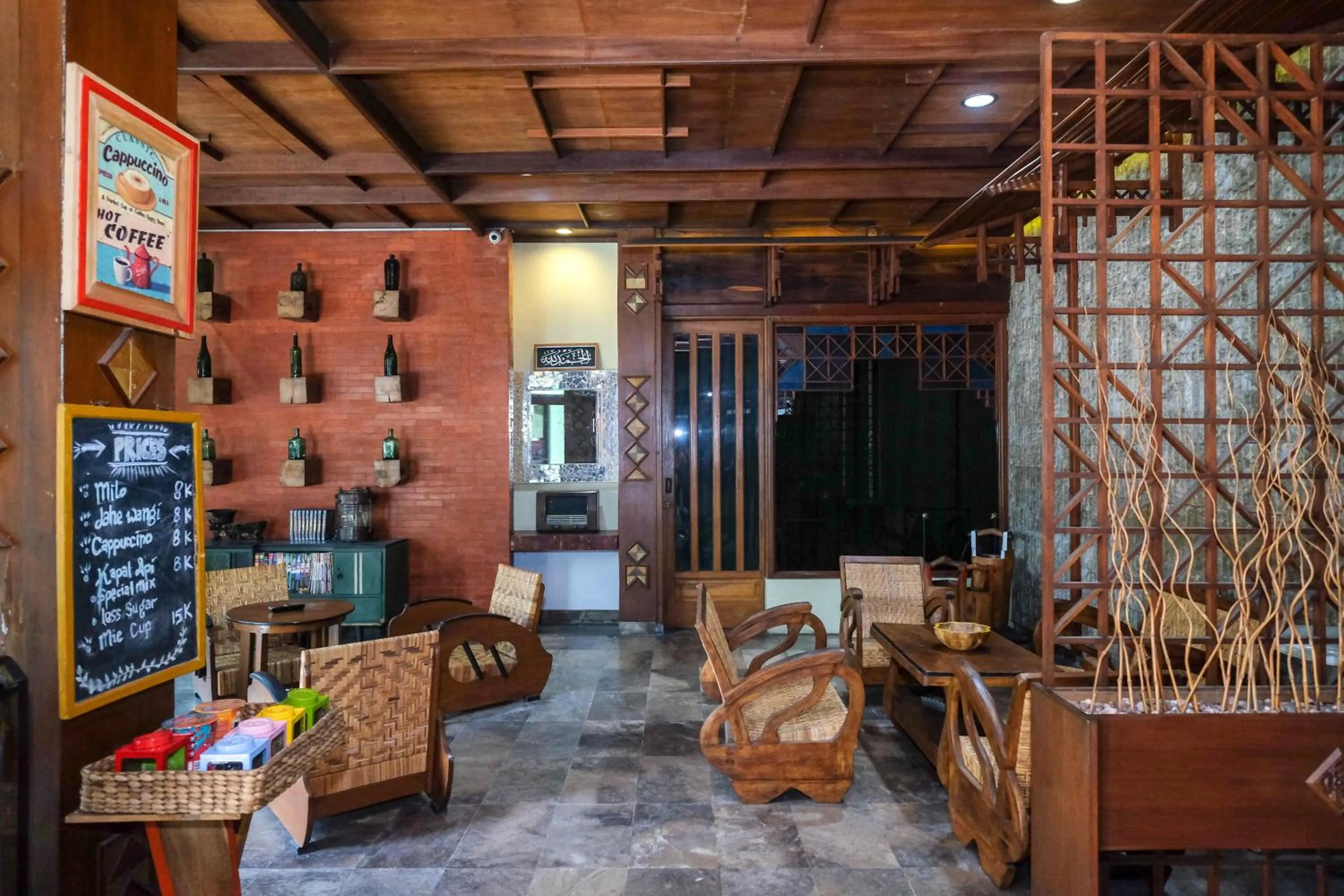 Seating area in Urbanview Hotel Syariah Wisnugraha by RedDoorz