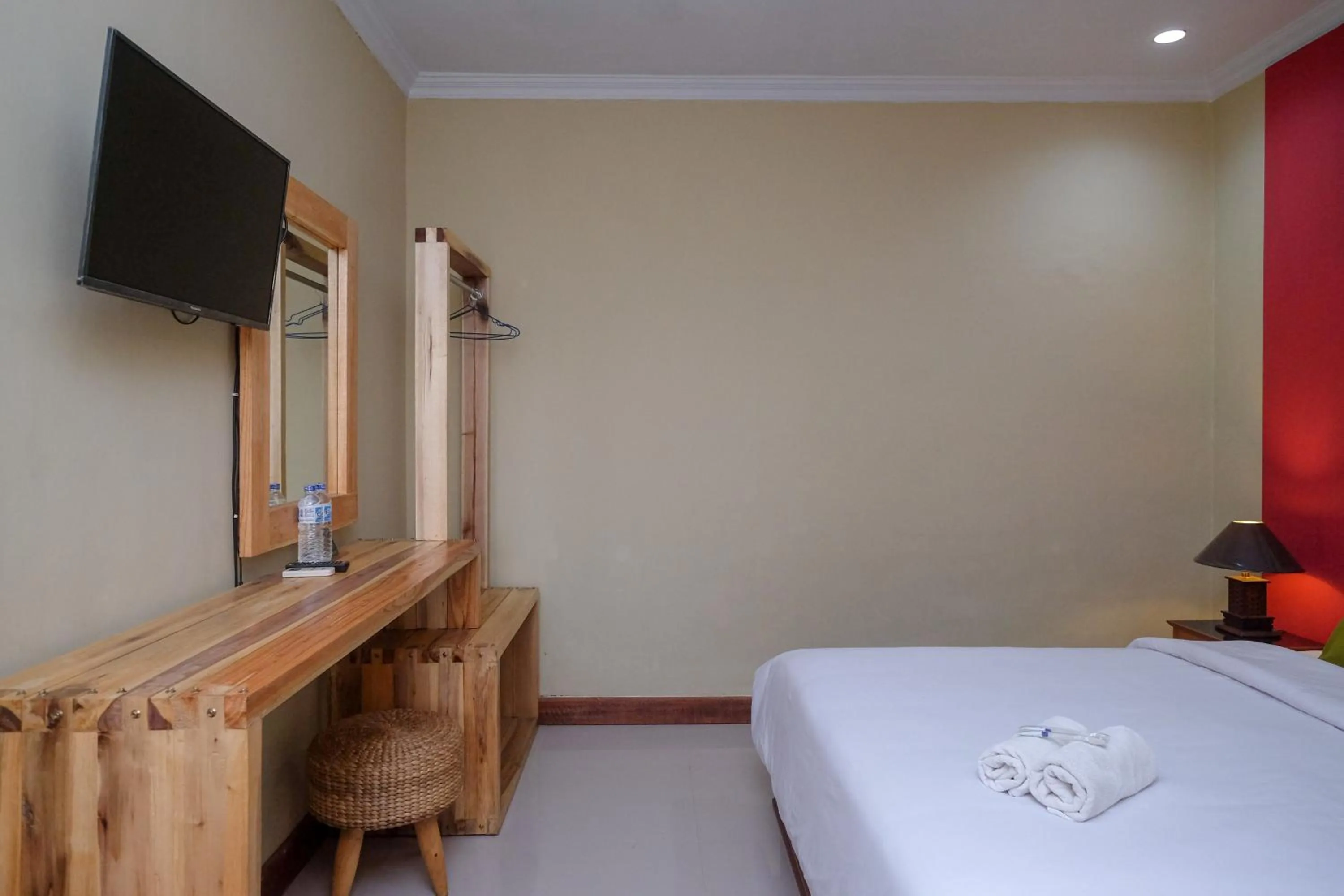 TV and multimedia, Bed in Urbanview Hotel Syariah Wisnugraha by RedDoorz