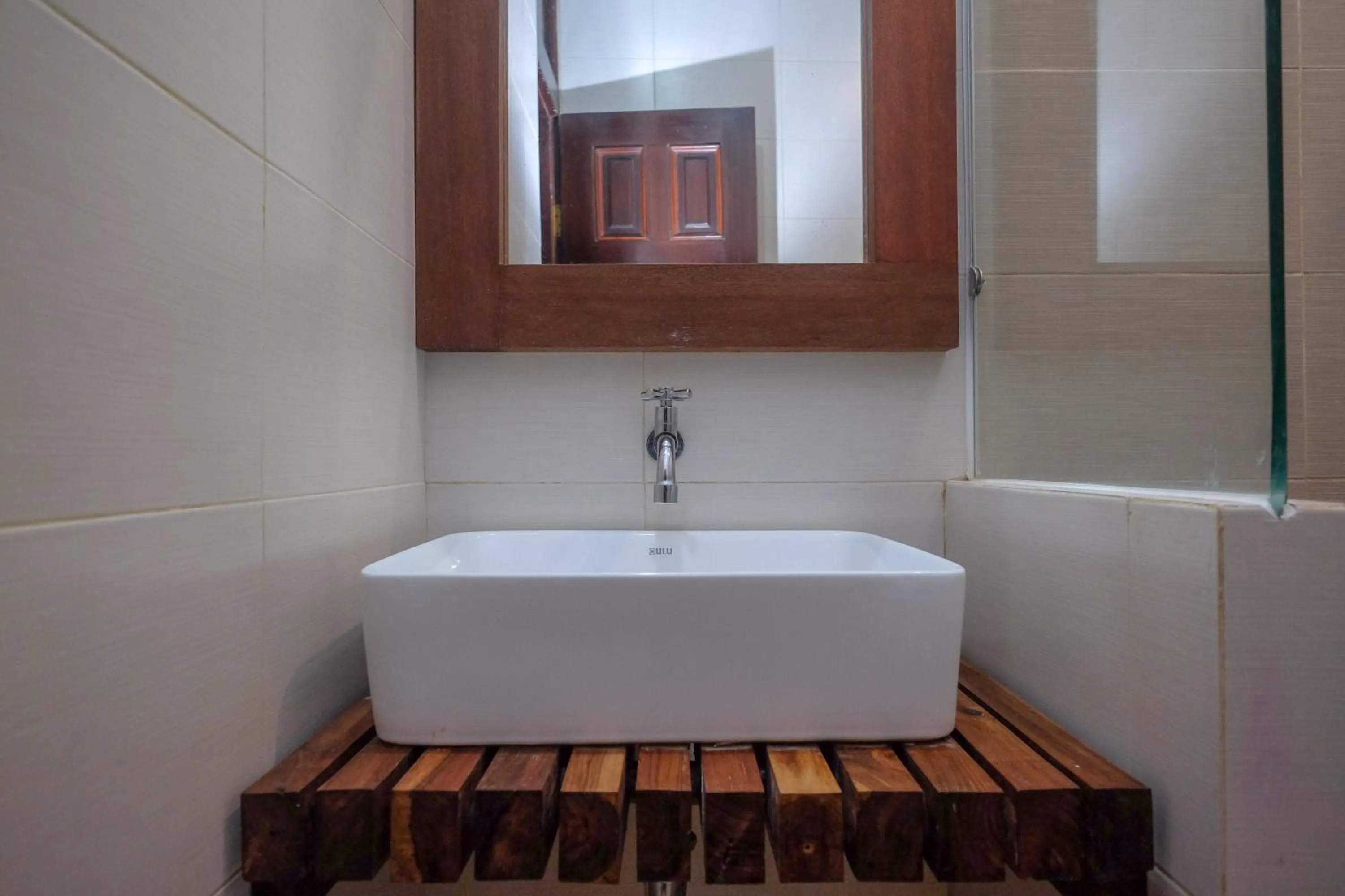 Bathroom in Urbanview Hotel Syariah Wisnugraha by RedDoorz
