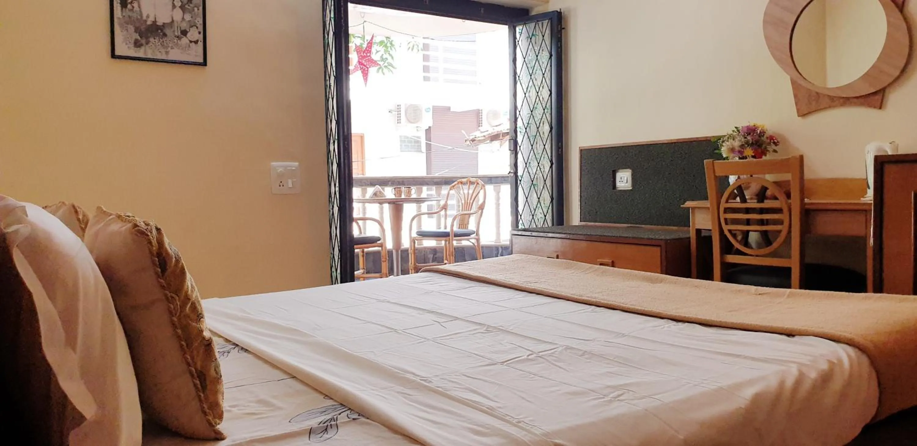 Photo of the whole room, Bed in Mama Mids Home