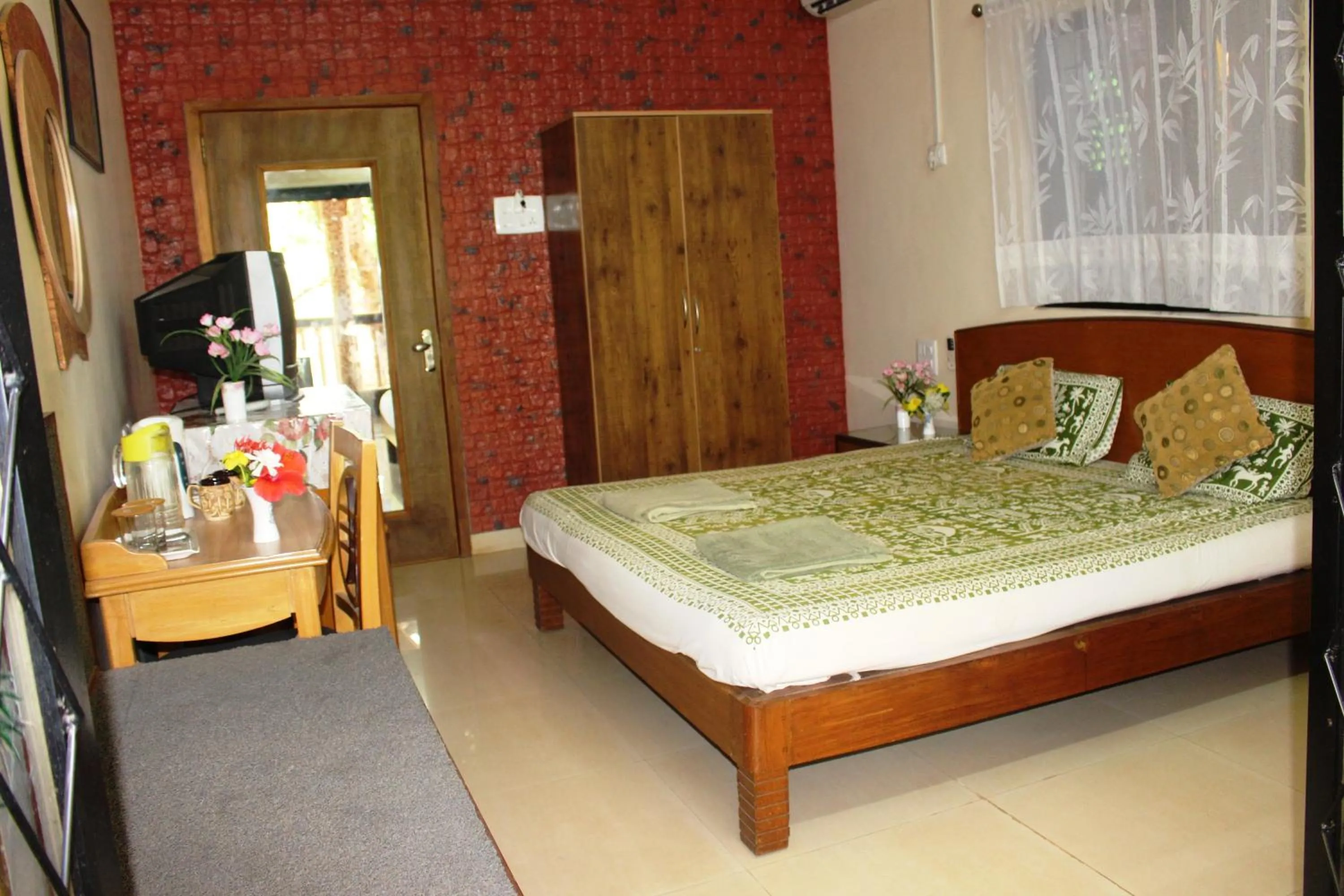 Photo of the whole room, Bed in Mama Mids Home