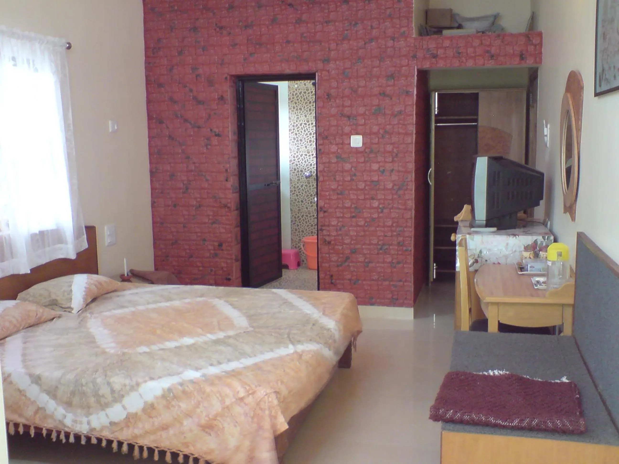 Shower, Bed in Mama Mids Home