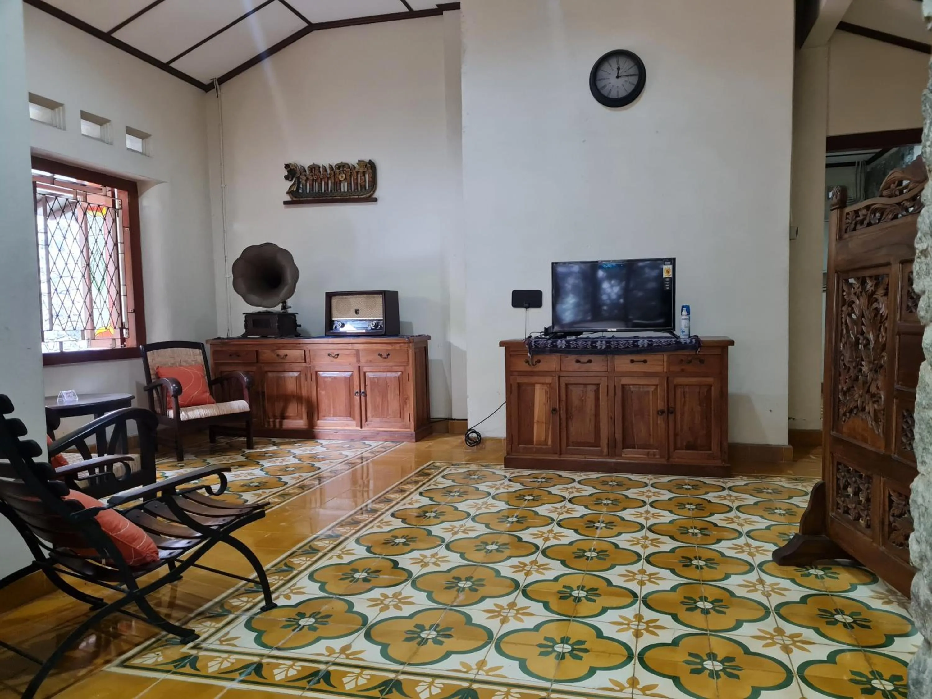 Communal lounge/ TV room in Omah Pitoe Yogya Homestay