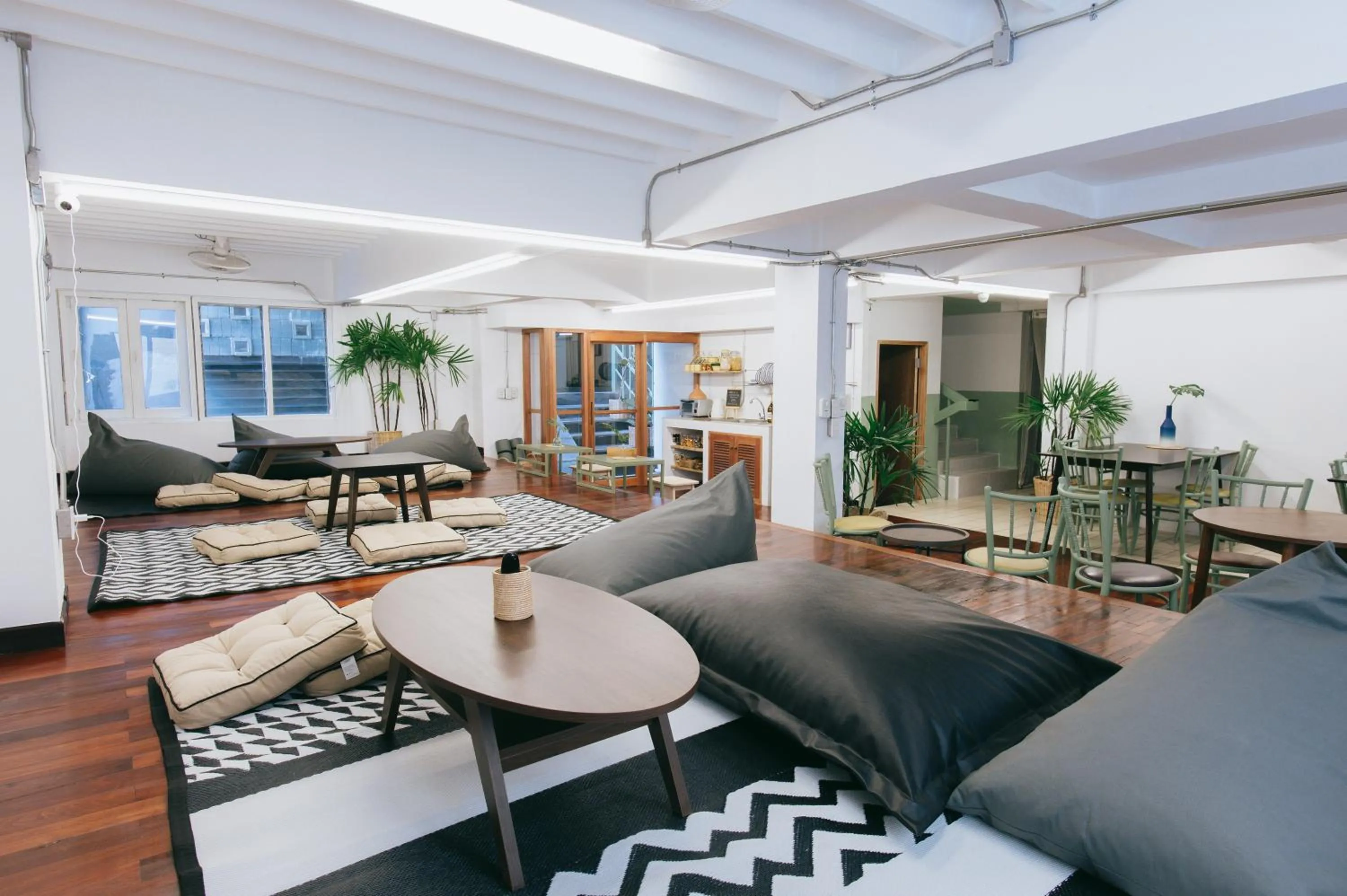 Communal lounge/ TV room in Muan Hotel