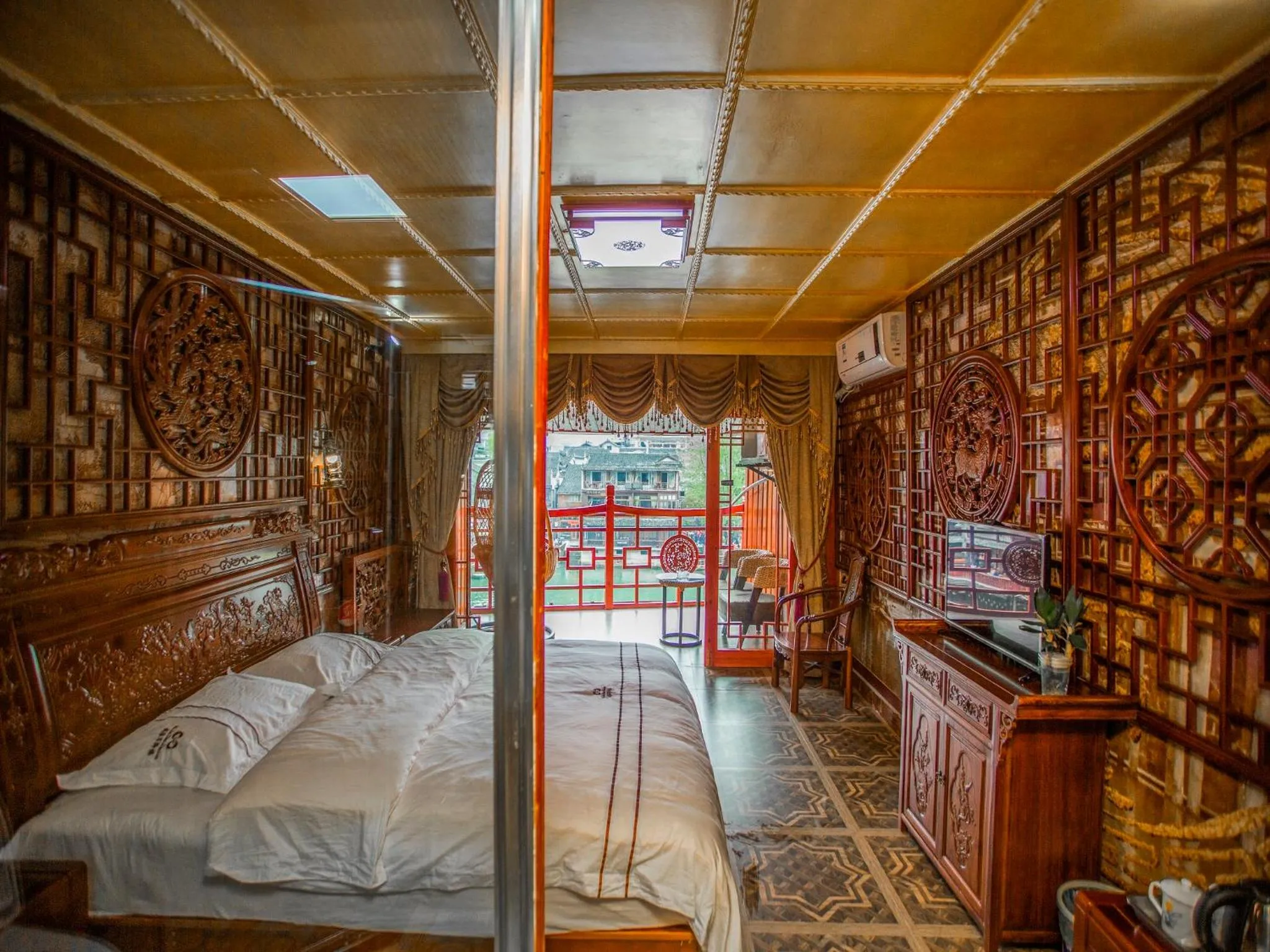 On site, Bed in LQJ Riverside Guest House