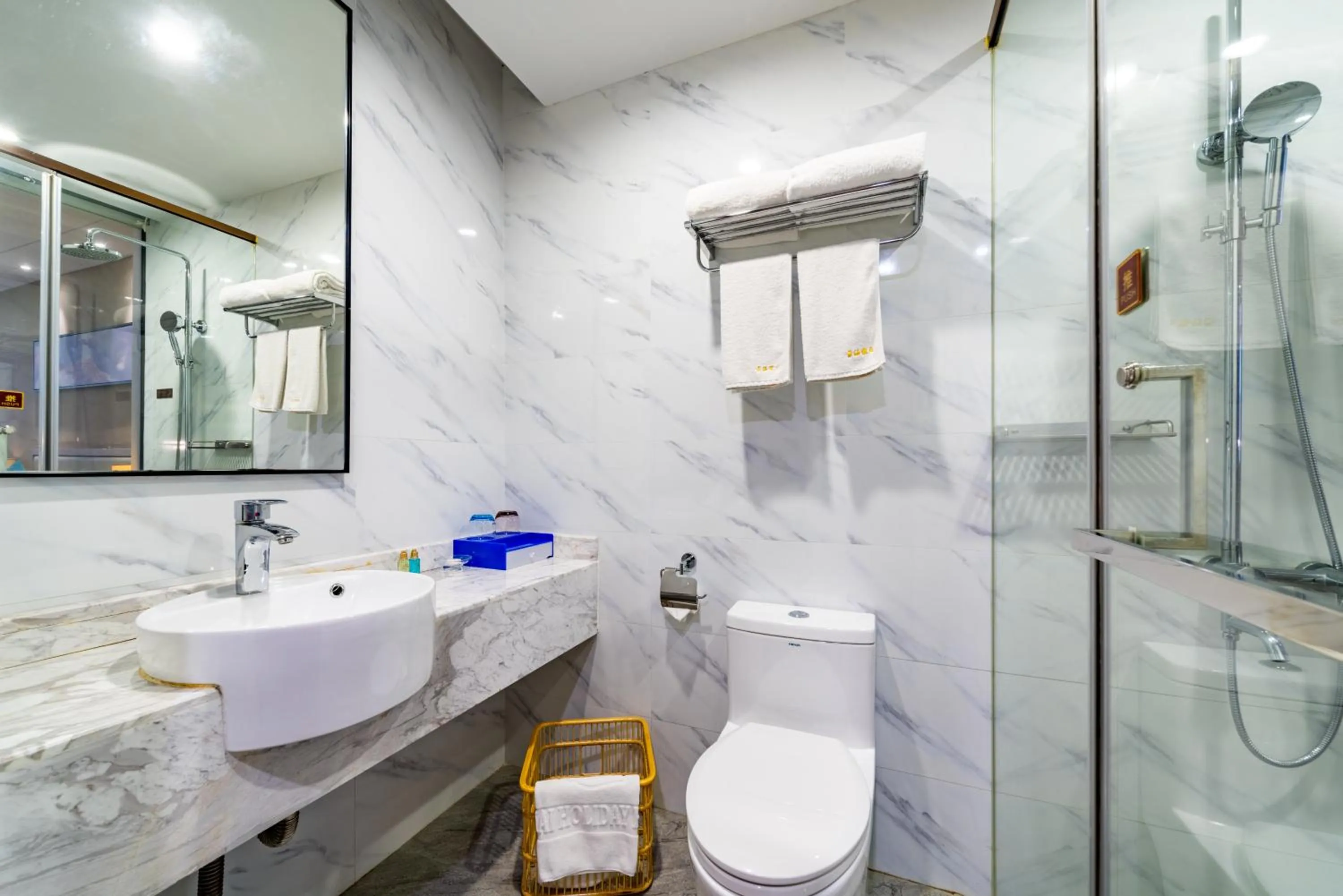 Toilet in Qianhai Holiday Hotel