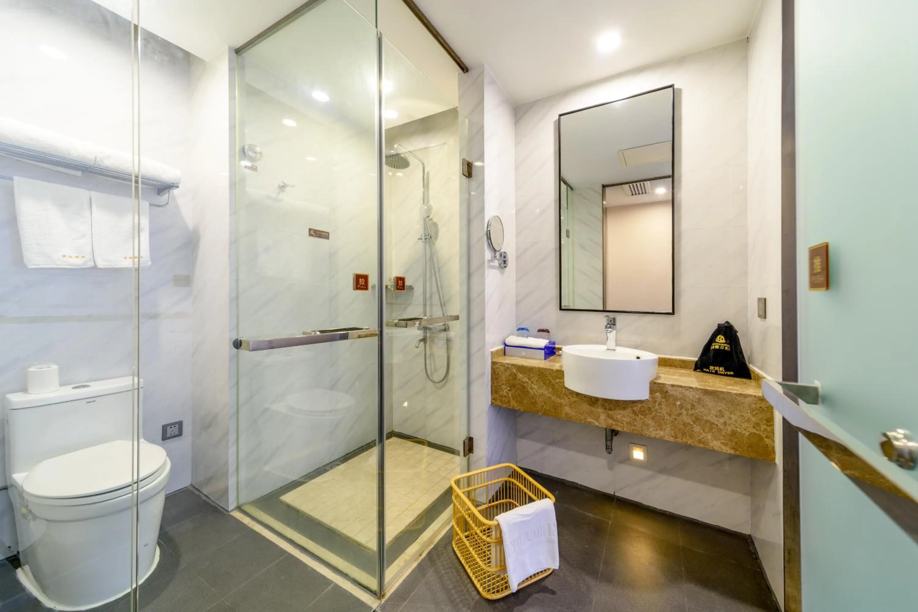 Toilet in Qianhai Holiday Hotel