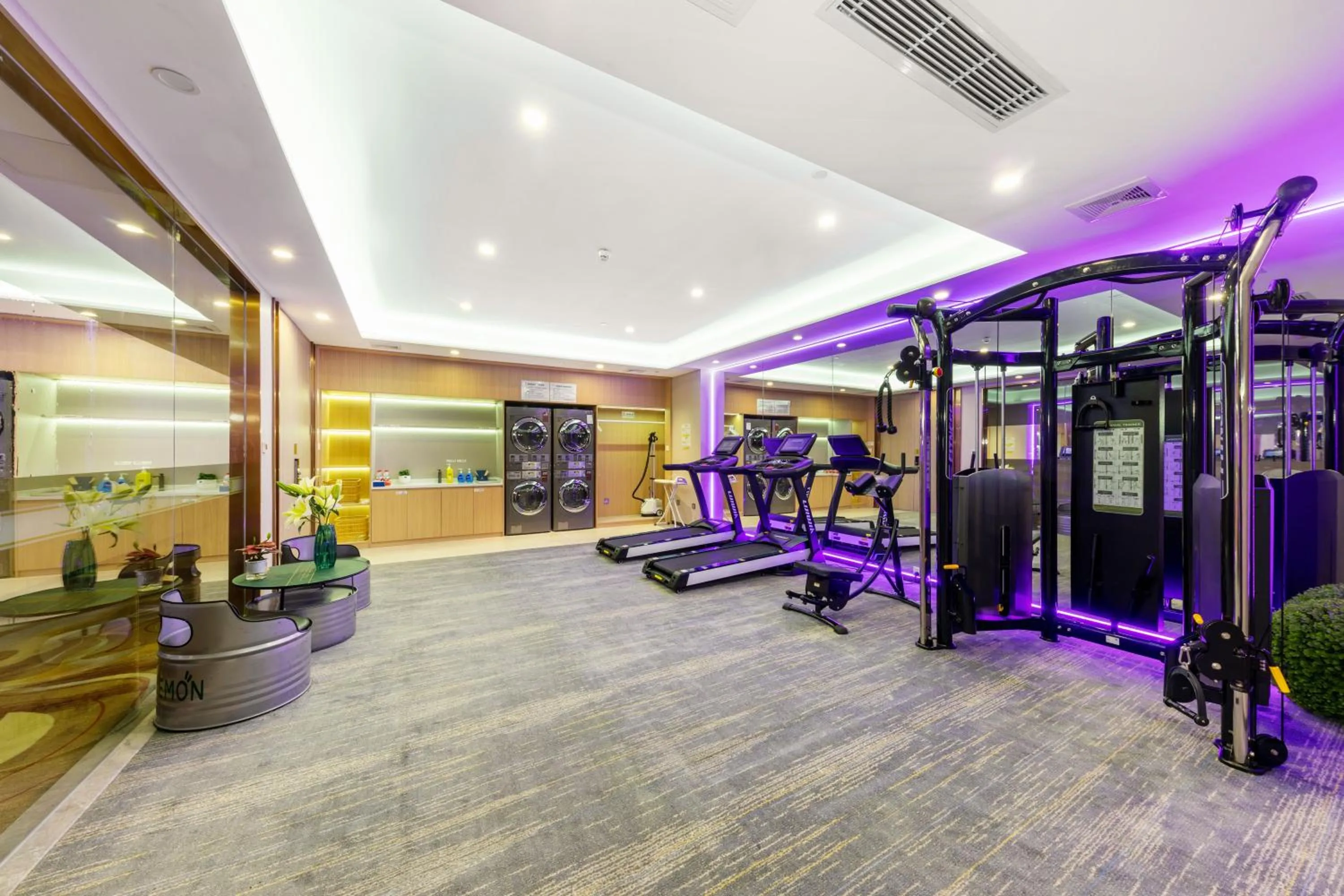 Fitness centre/facilities in Qianhai Holiday Hotel