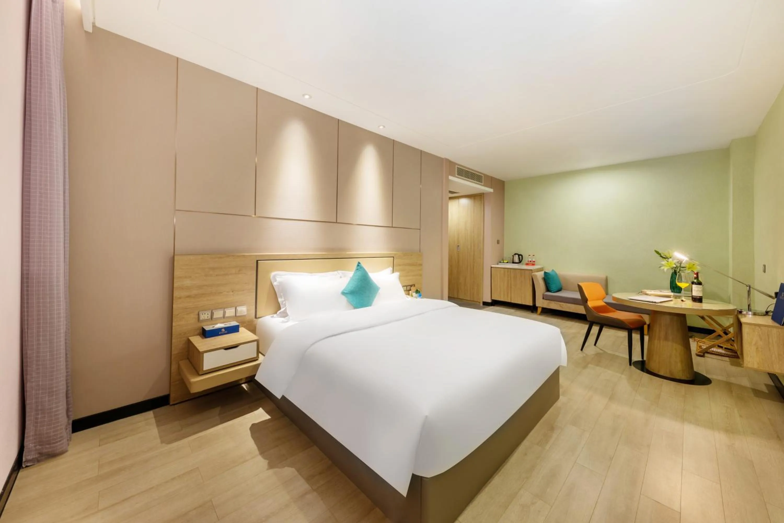 Bed in Qianhai Holiday Hotel