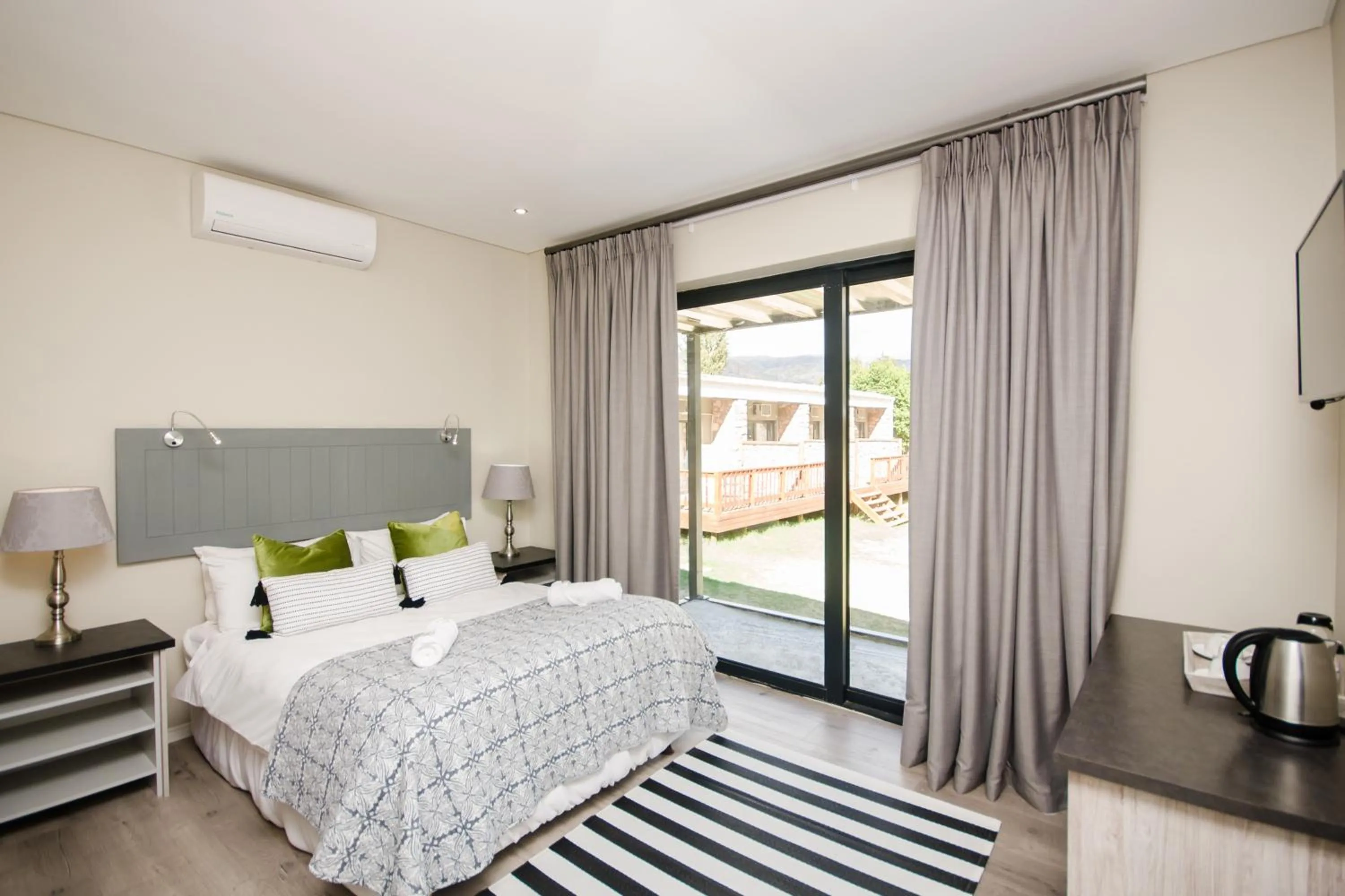 Photo of the whole room, Bed in Du Kloof Lodge