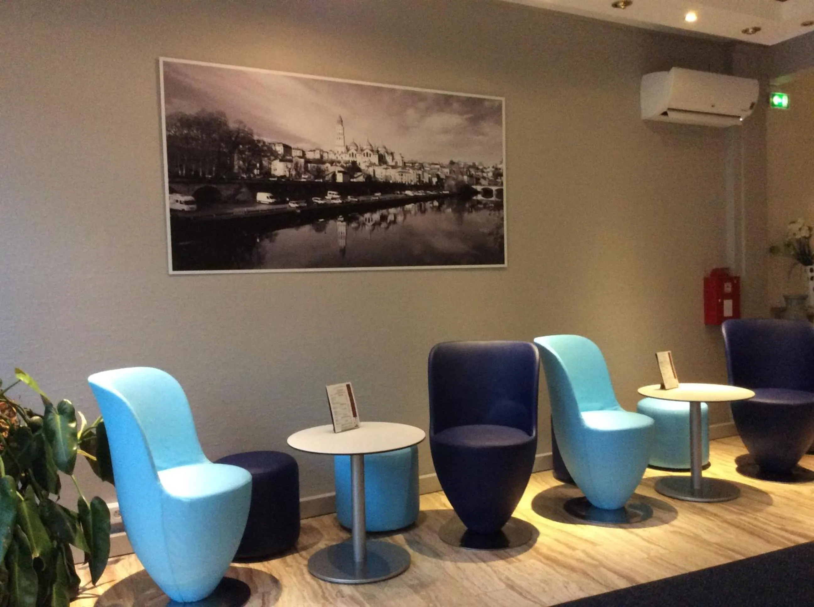 Lobby or reception in Bristol Logis Cit'Hotel Périgueux Centre