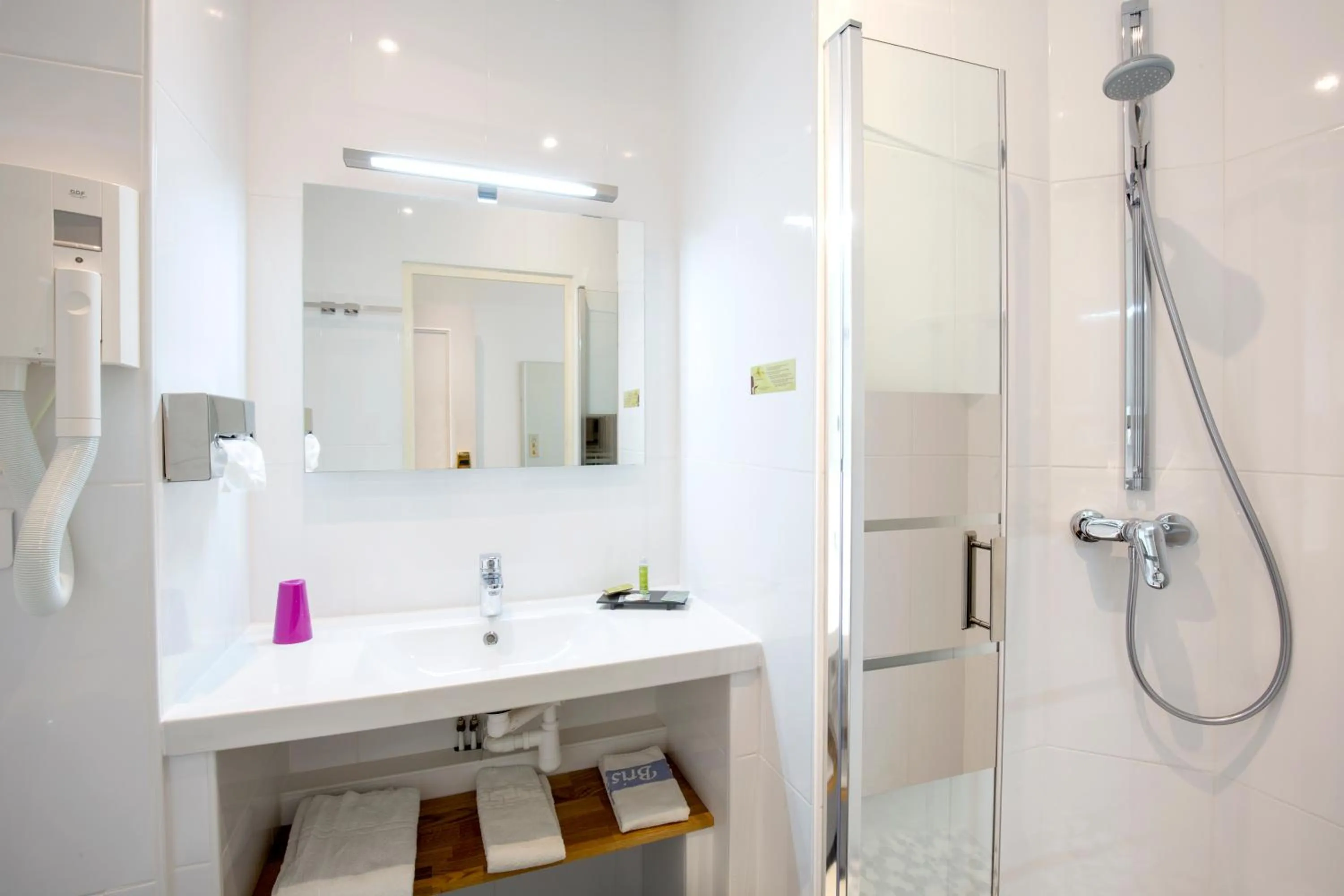 Bathroom in Bristol Logis Cit'Hotel Périgueux Centre