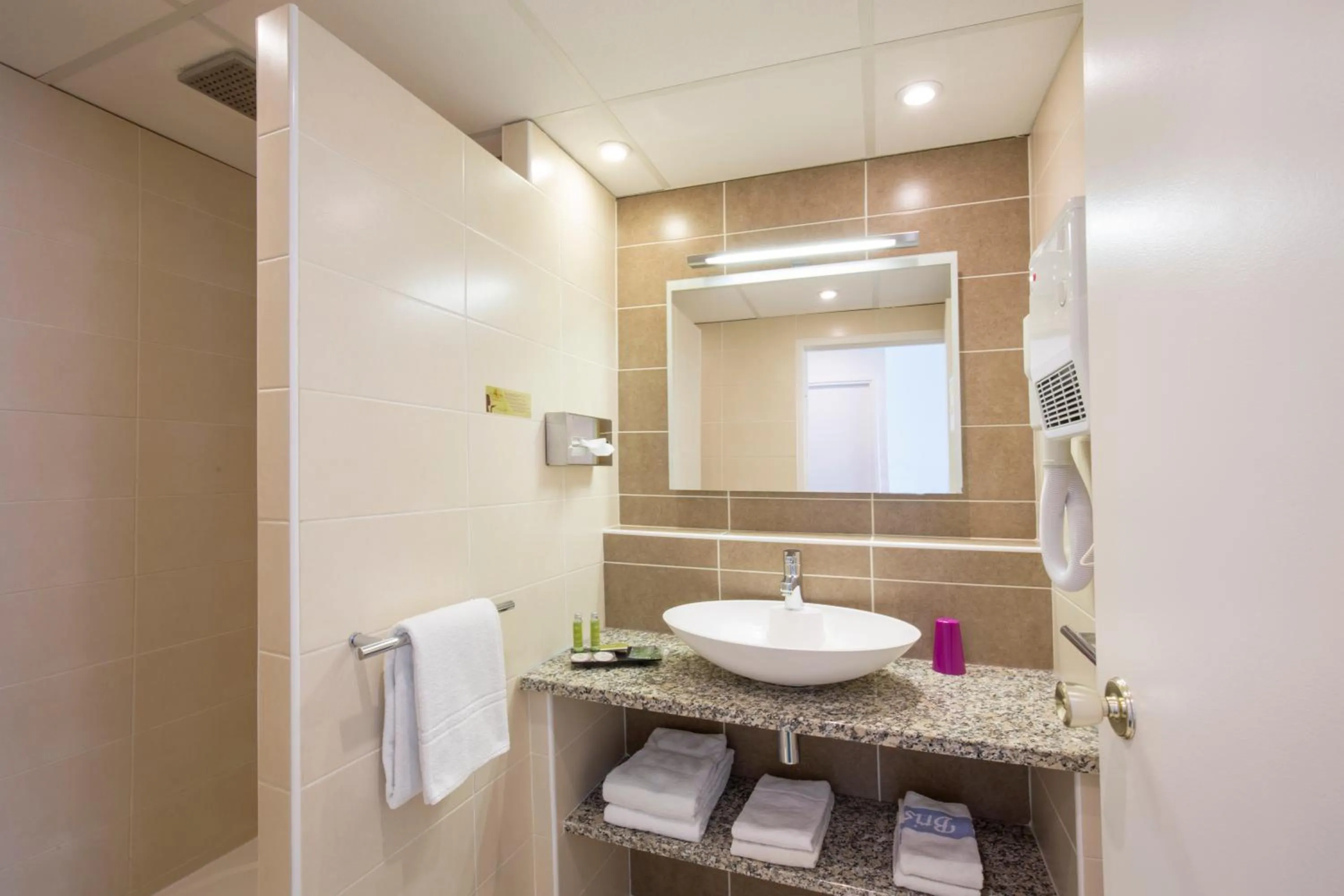 Bathroom in Bristol Logis Cit'Hotel Périgueux Centre