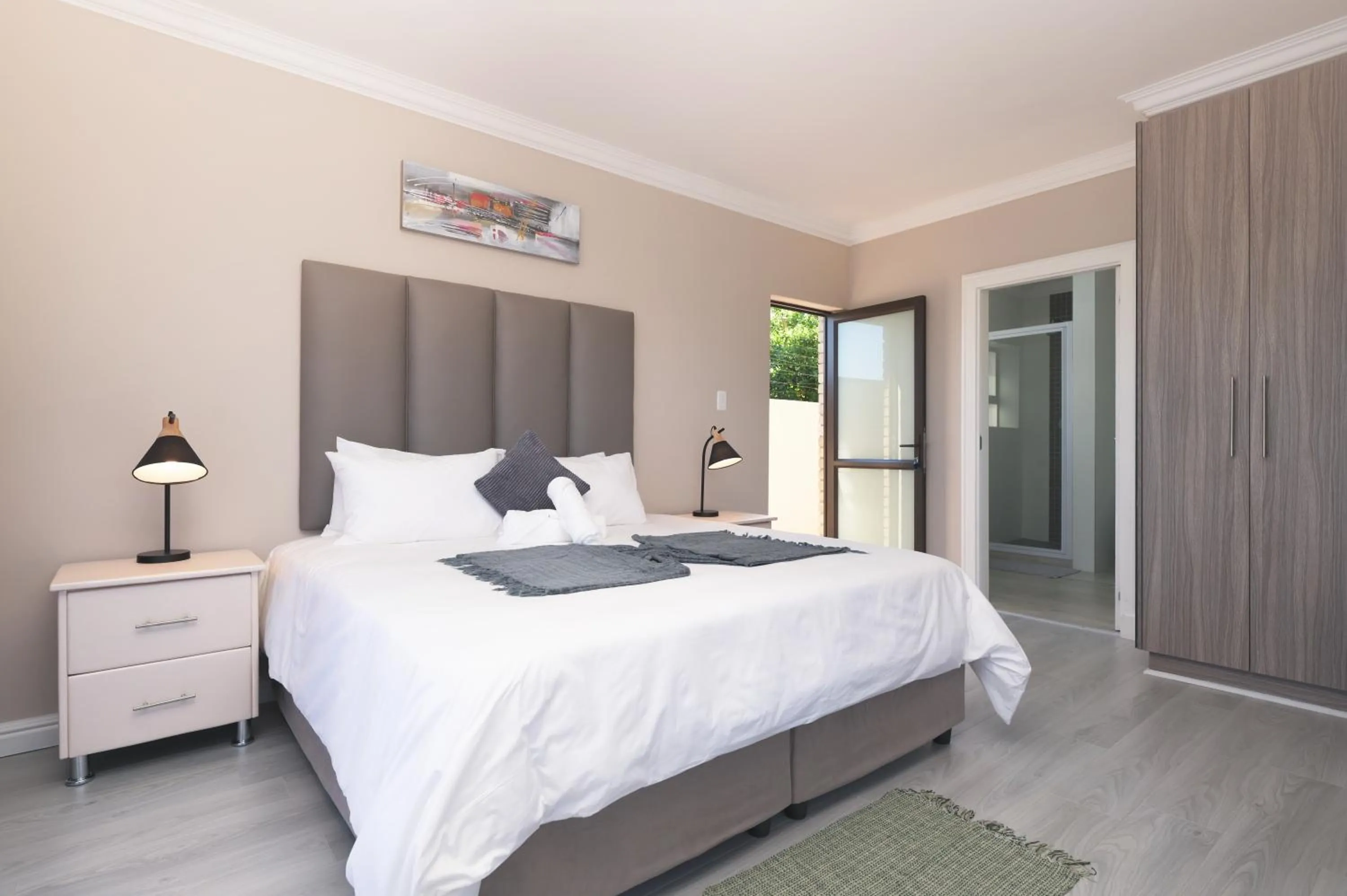 Photo of the whole room, Bed in King Guest Lodge