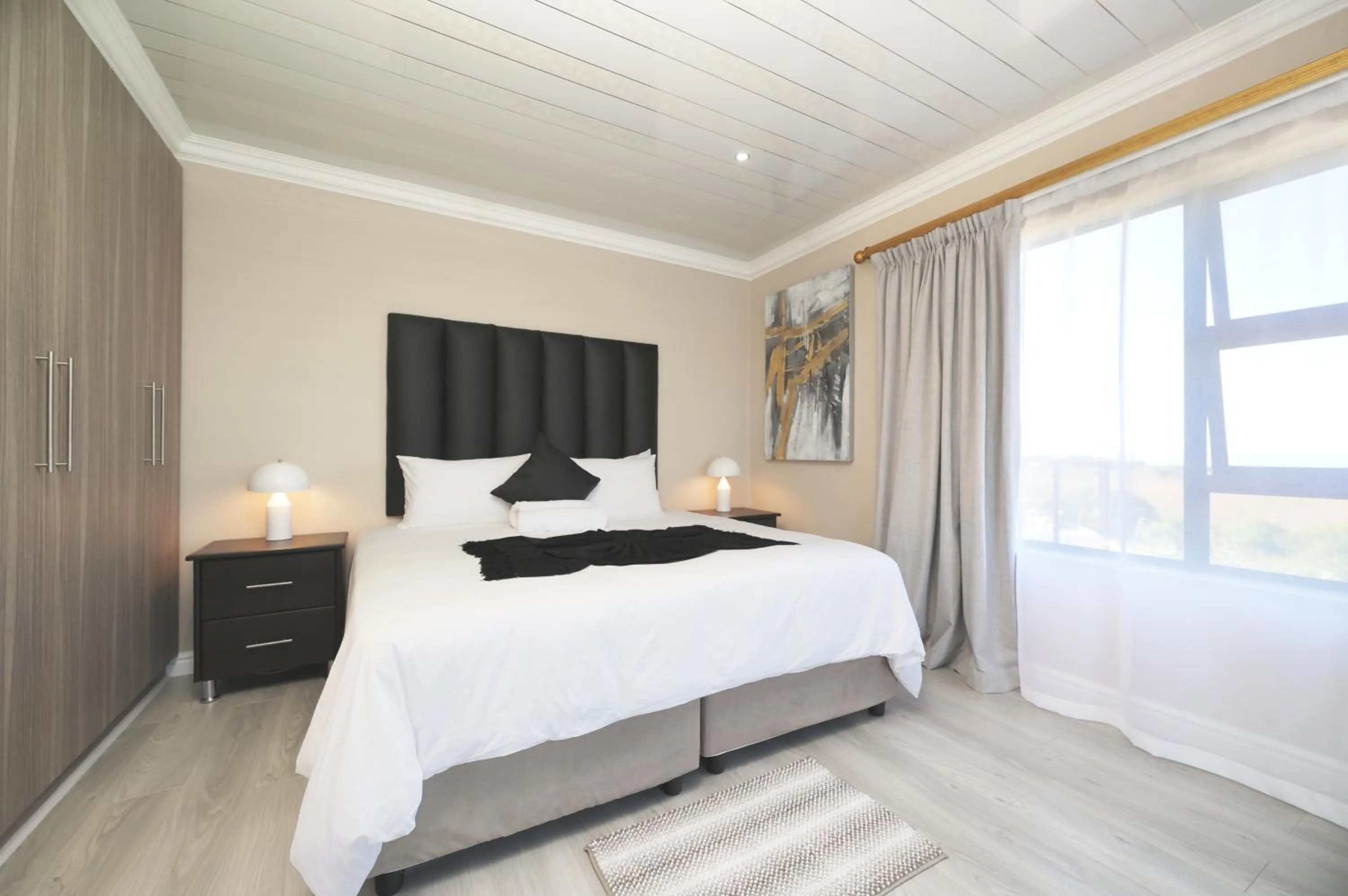 Photo of the whole room, Bed in King Guest Lodge