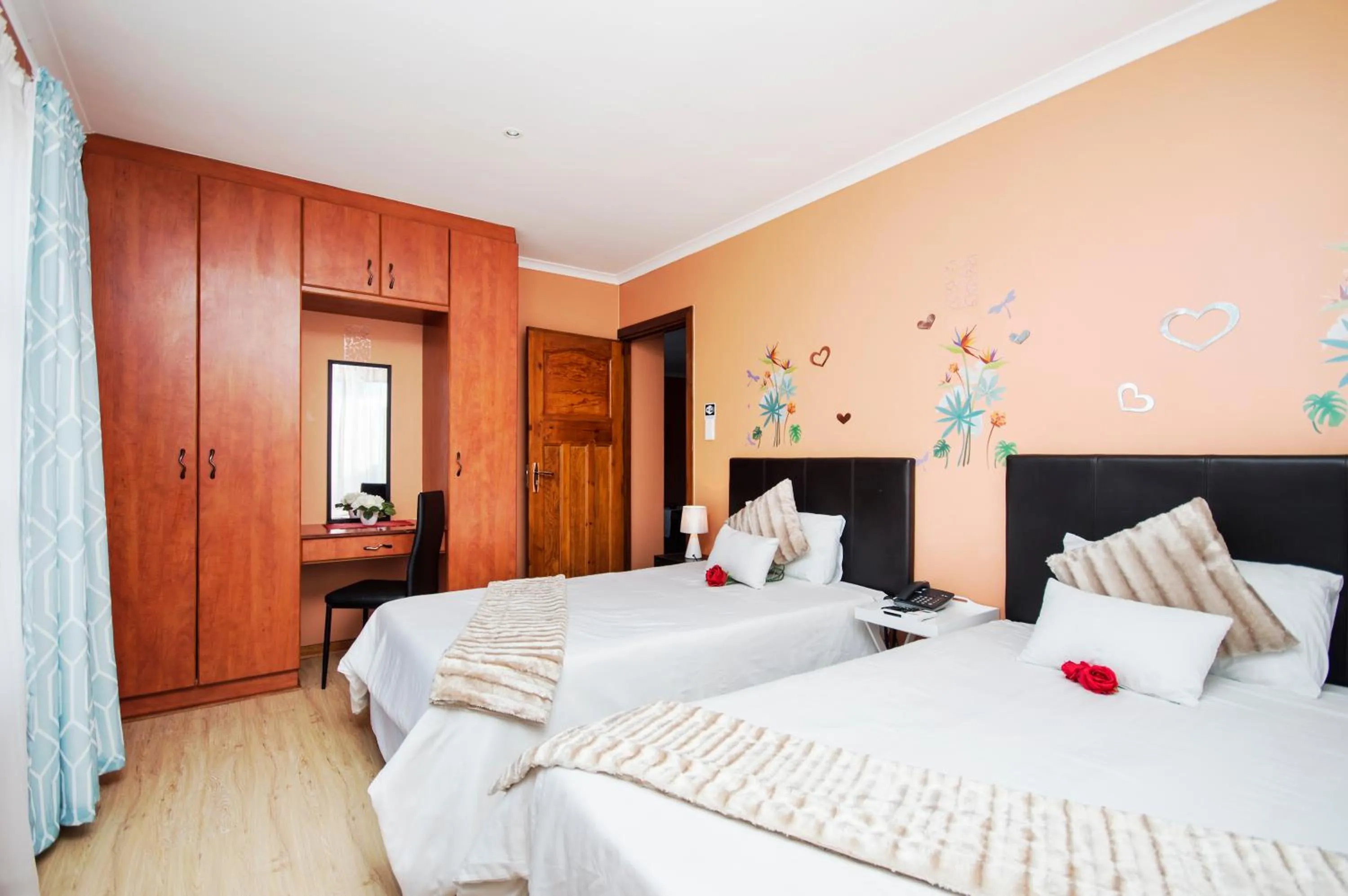 Bedroom, Bed in King Guest Lodge