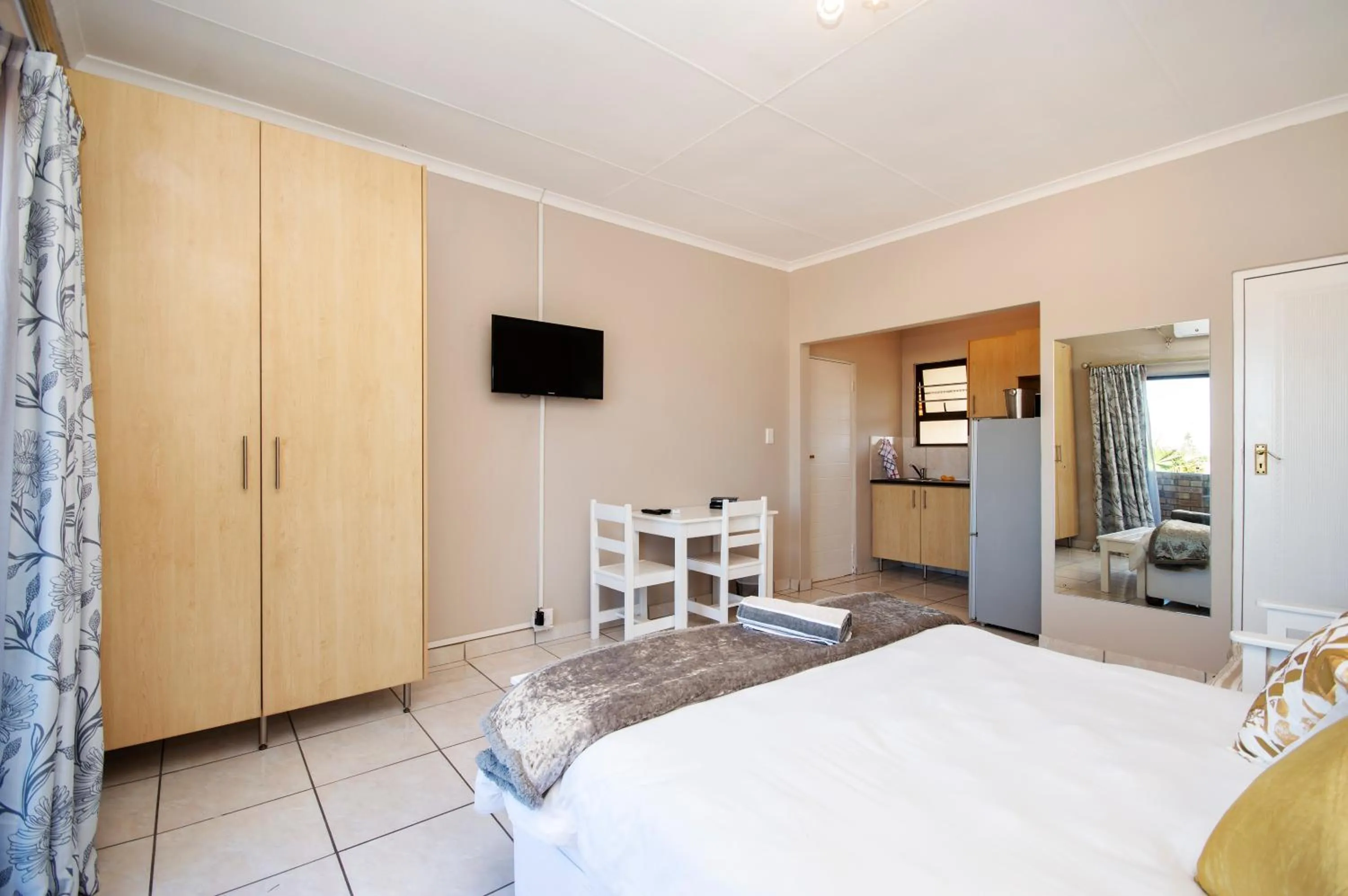 Photo of the whole room, Bed in King Guest Lodge