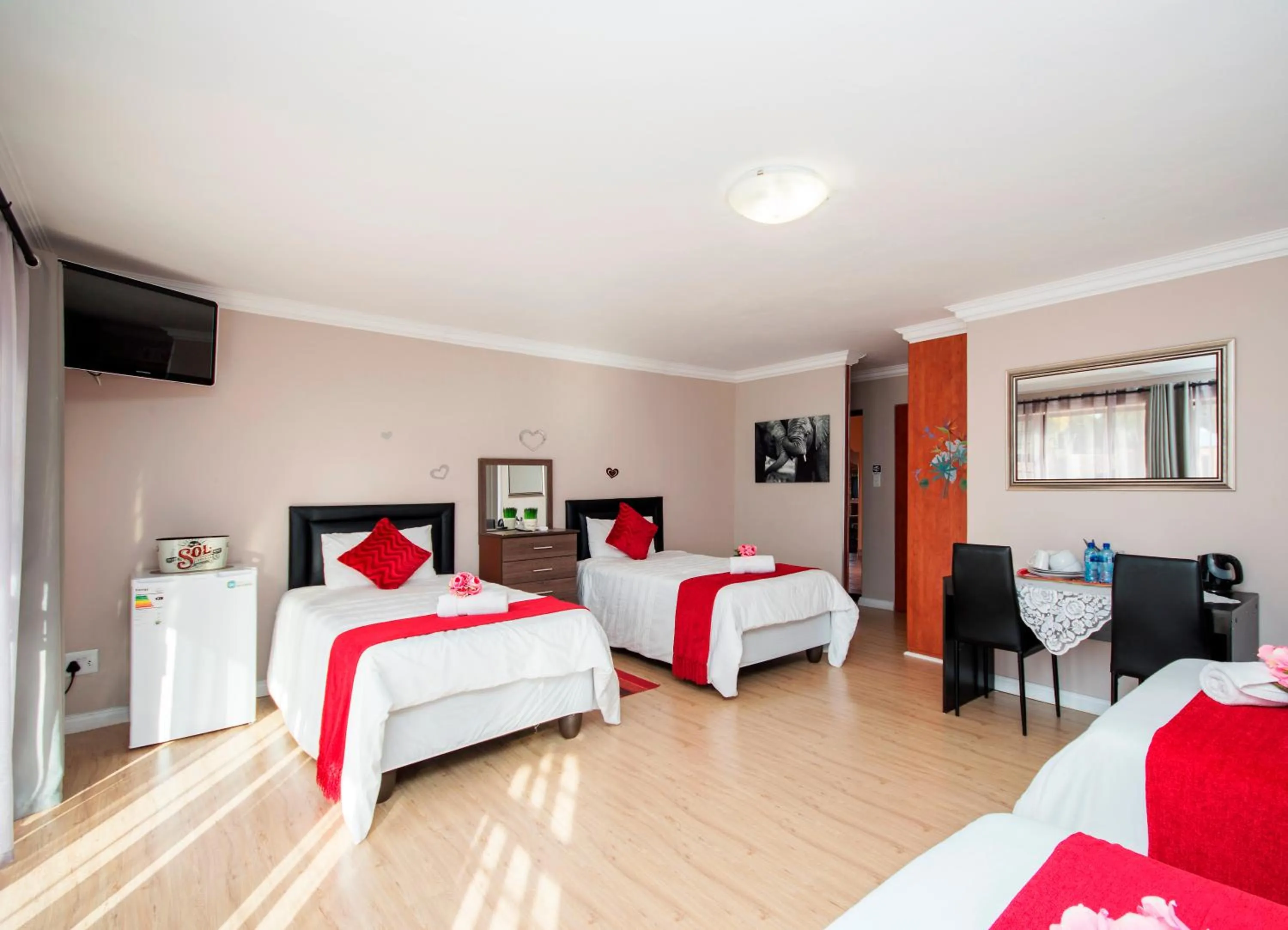 Photo of the whole room, Bed in King Guest Lodge