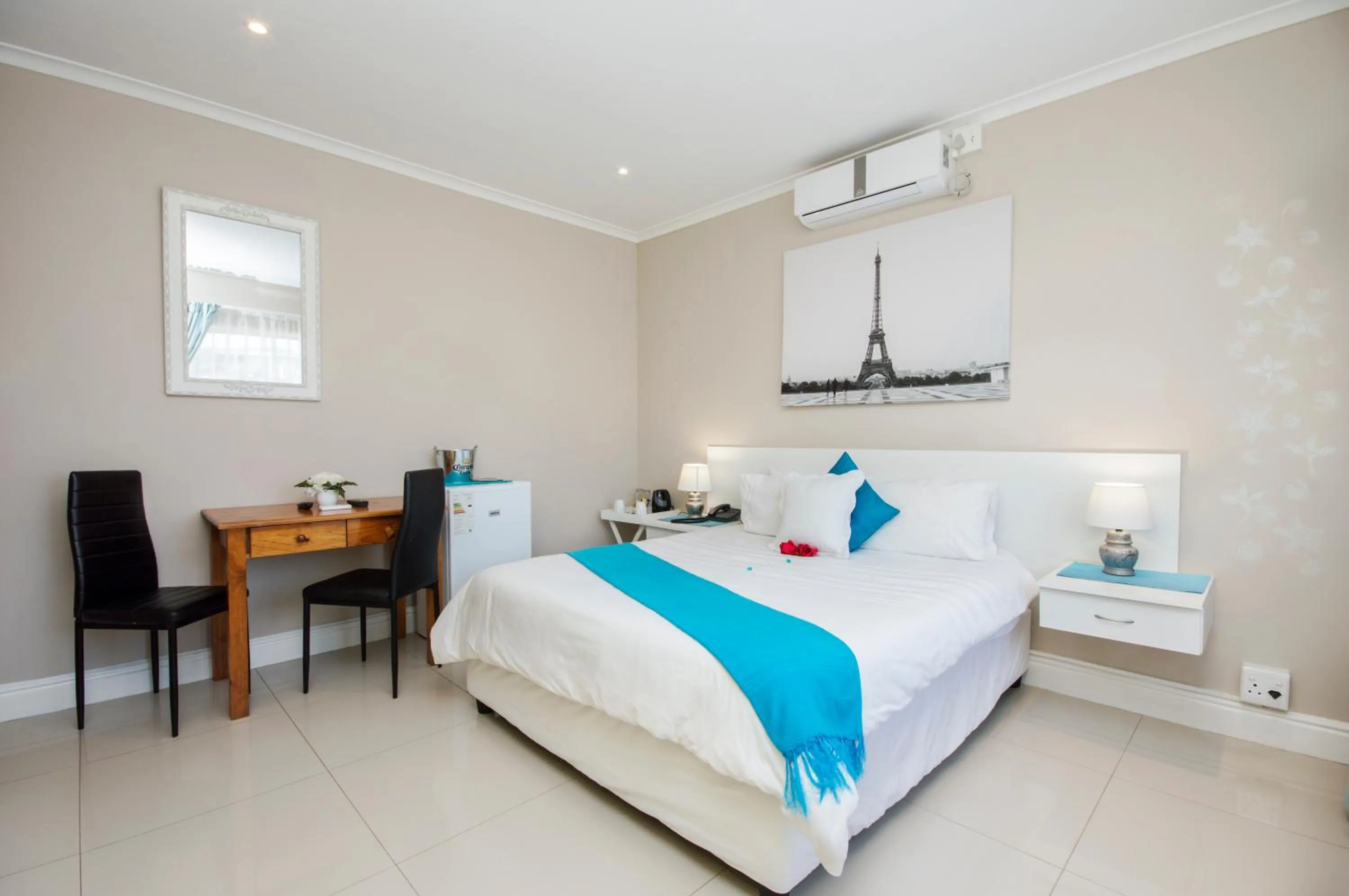 Bedroom, Bed in King Guest Lodge