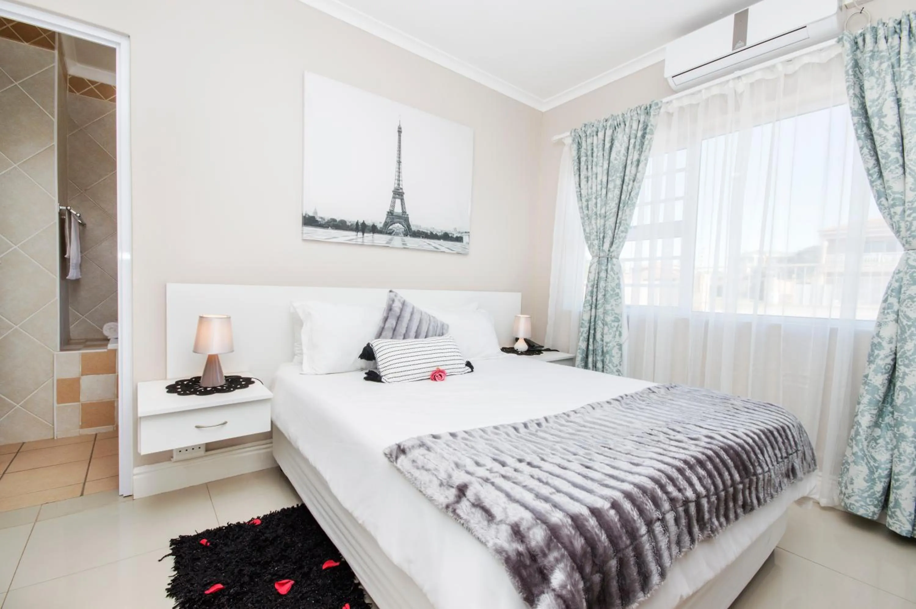 Bedroom, Bed in King Guest Lodge