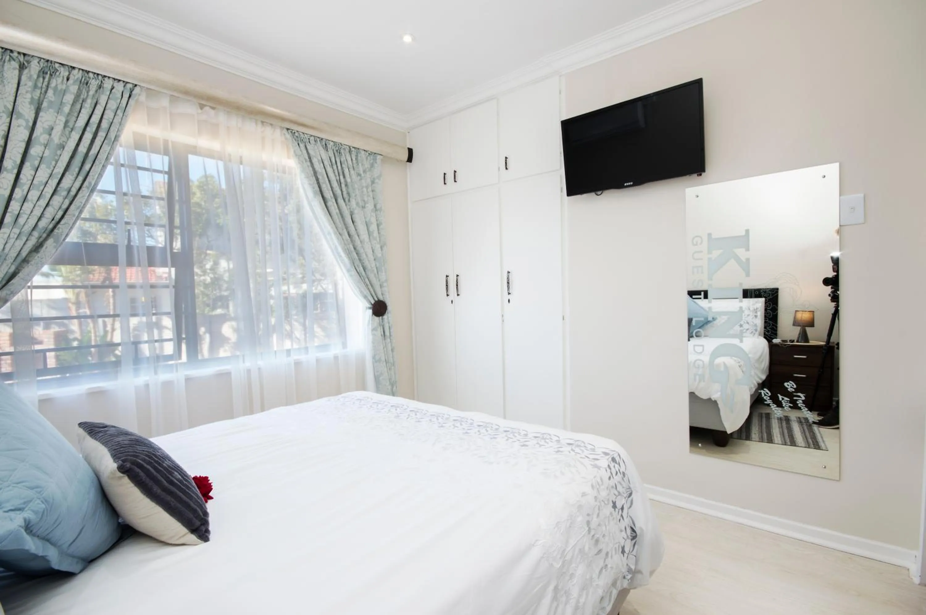 Bed in King Guest Lodge