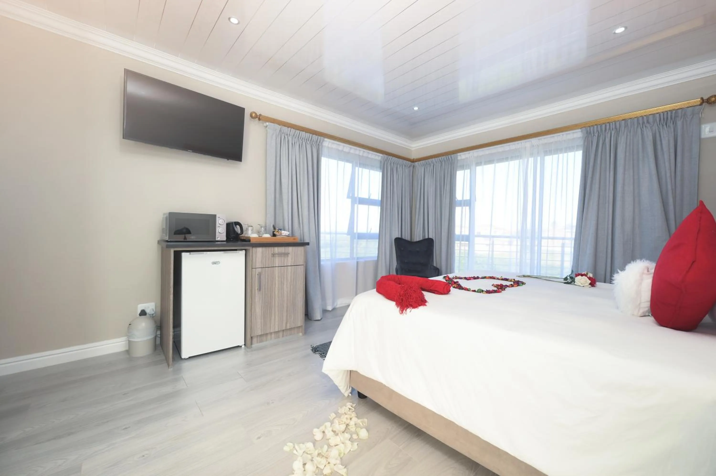 Photo of the whole room, Bed in King Guest Lodge