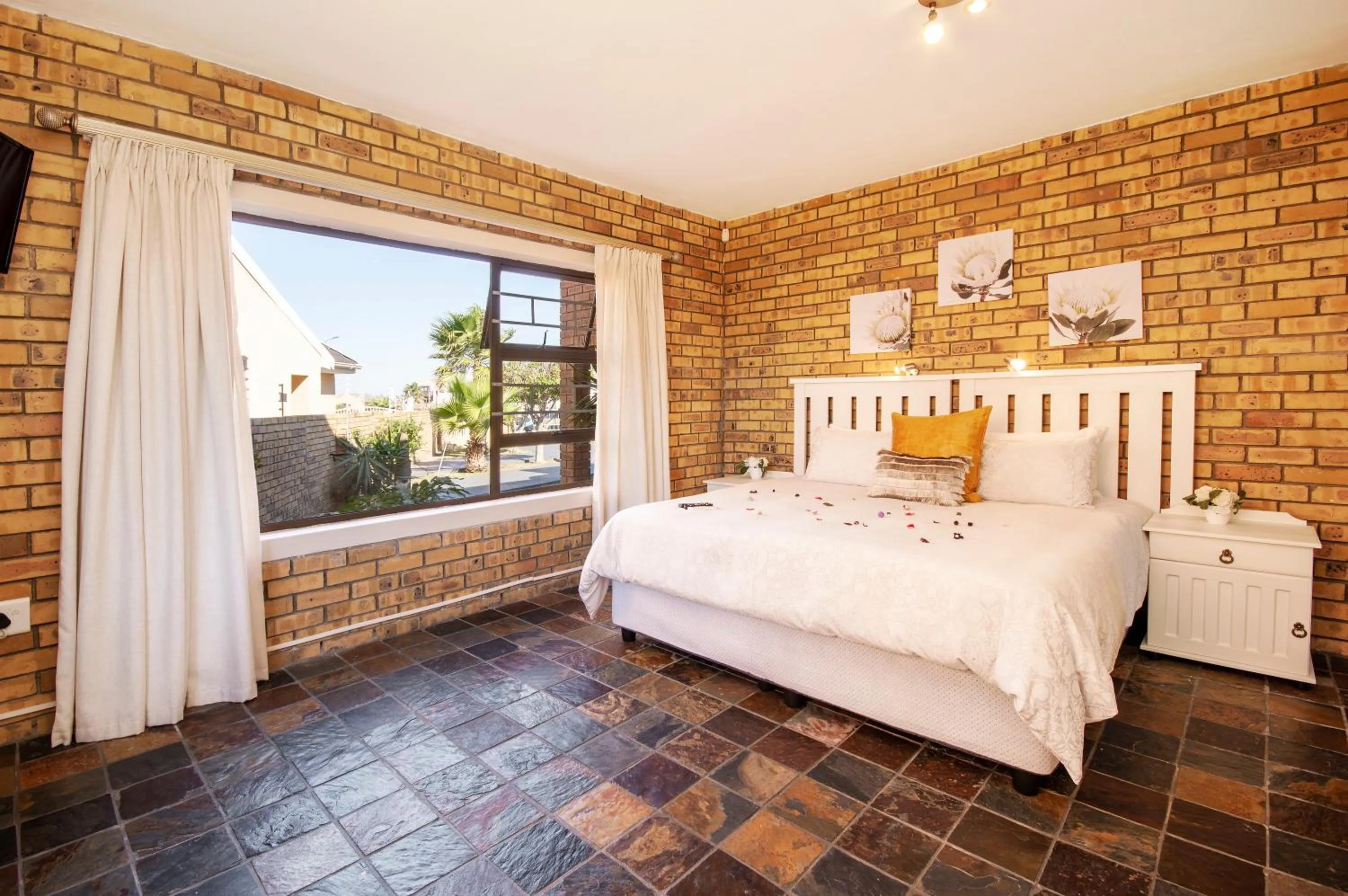 Bed in King Guest Lodge