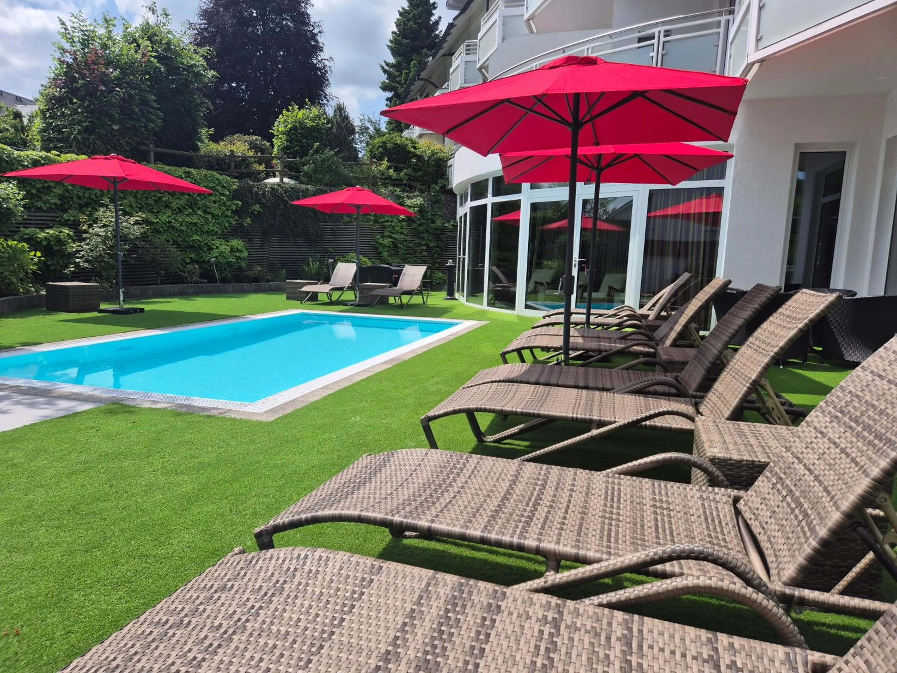 Swimming pool in Göbel's Gästehaus Hotel am Park