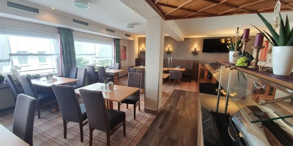 Restaurant/places to eat in Göbel's Gästehaus Hotel am Park