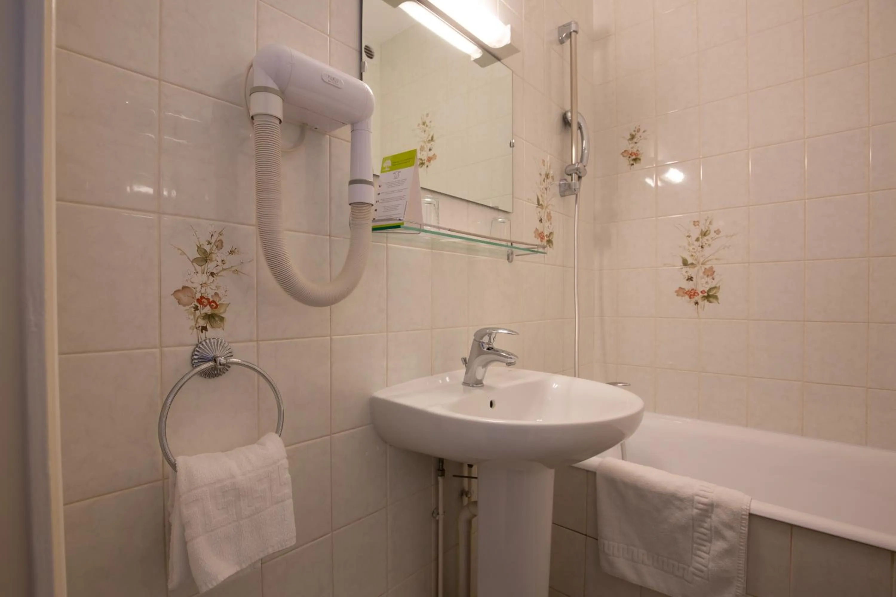 Bathroom in Brit Hotel Europ Bergerac